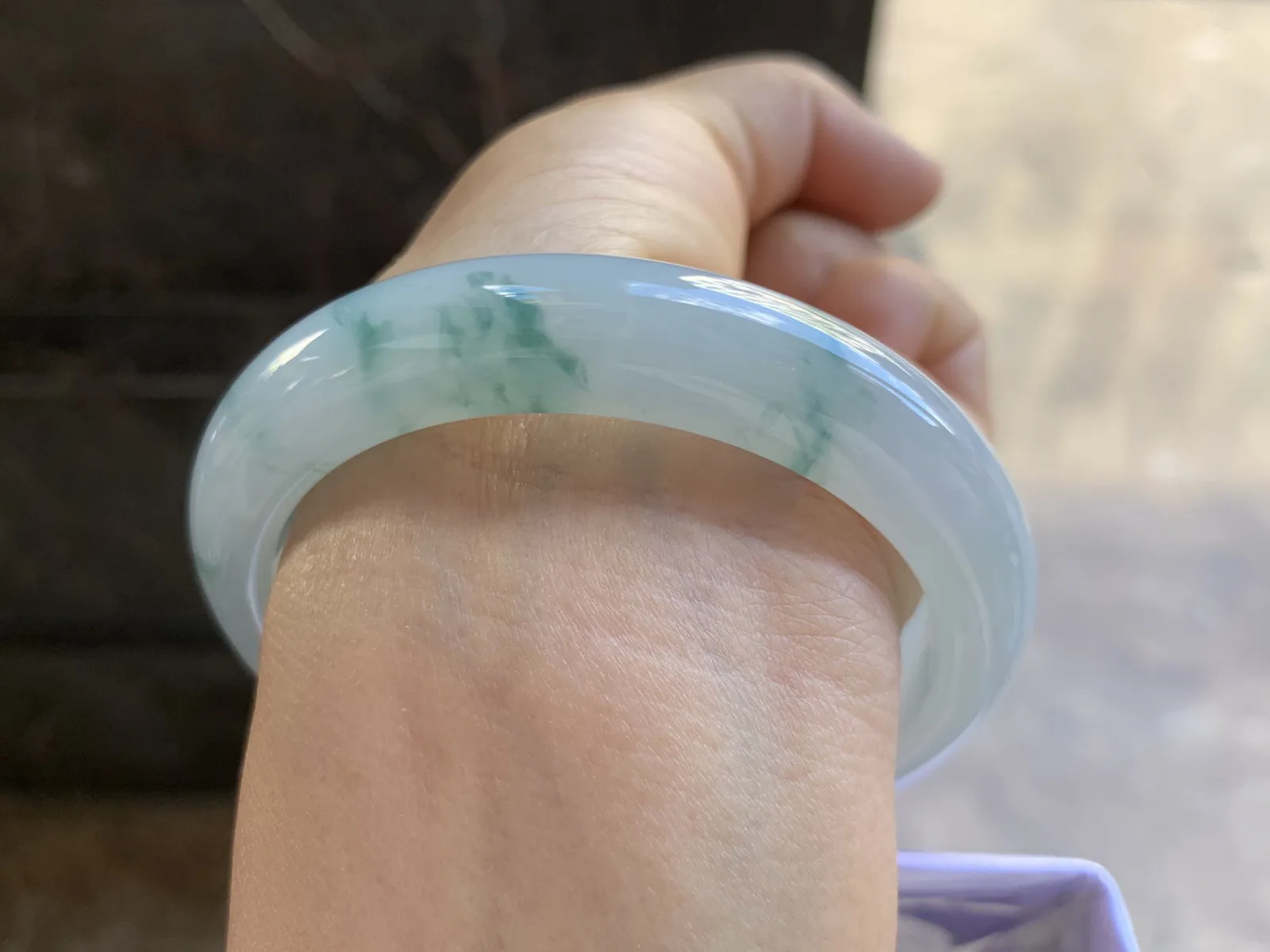 53-10mm
春色撒金圆条手镯 底子细腻 颜色漂亮 特色推荐