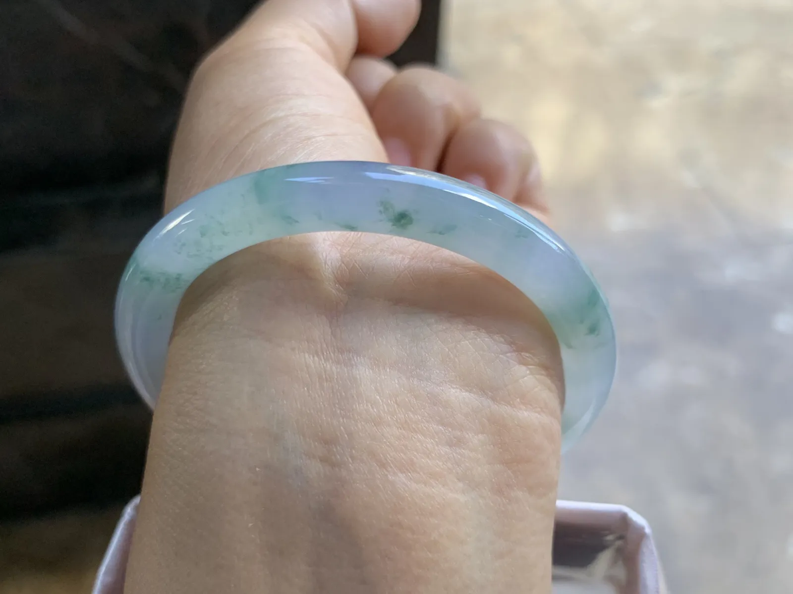 52-7.6mm
冰种飘花圆条手镯 冰透莹润 花色漂亮