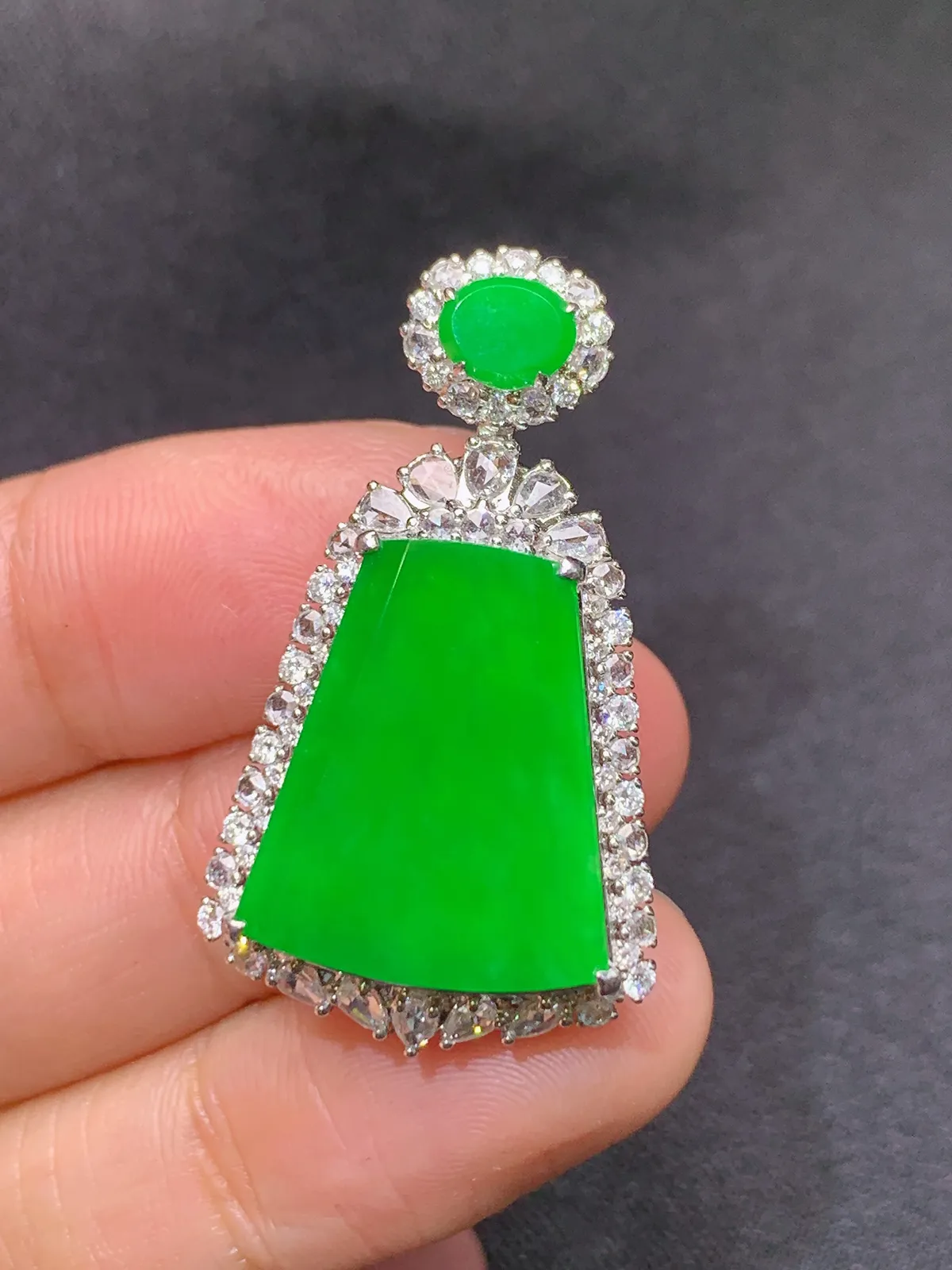 阳绿无事牌吊坠，18k金钻镶嵌，水润色阳，高贵优雅，整体尺寸34.7*19.6*10.2