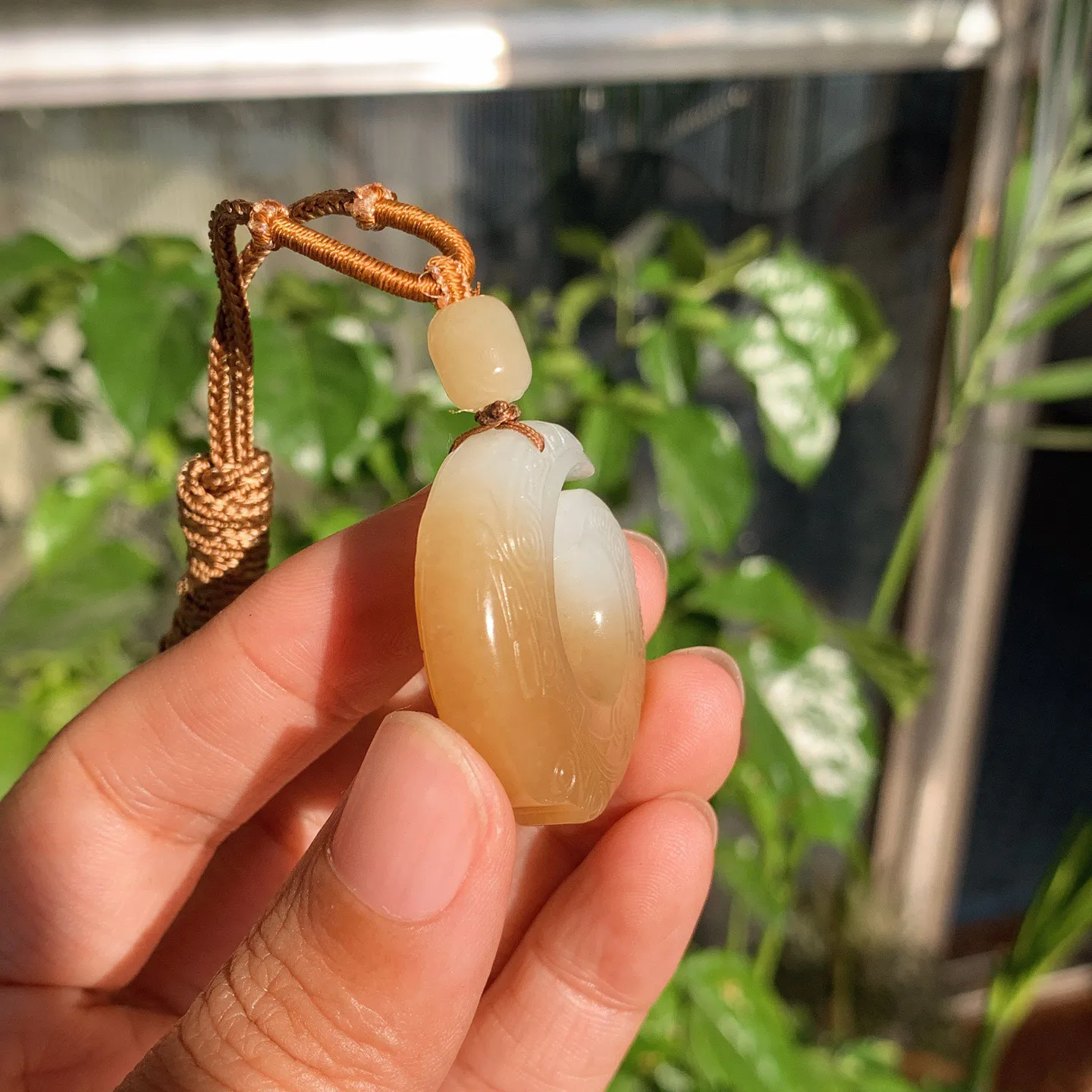 新疆且末糖时来运转挂件。尺寸34/9重21克。玉质细腻油润。手推出油。品相大气。lt251120