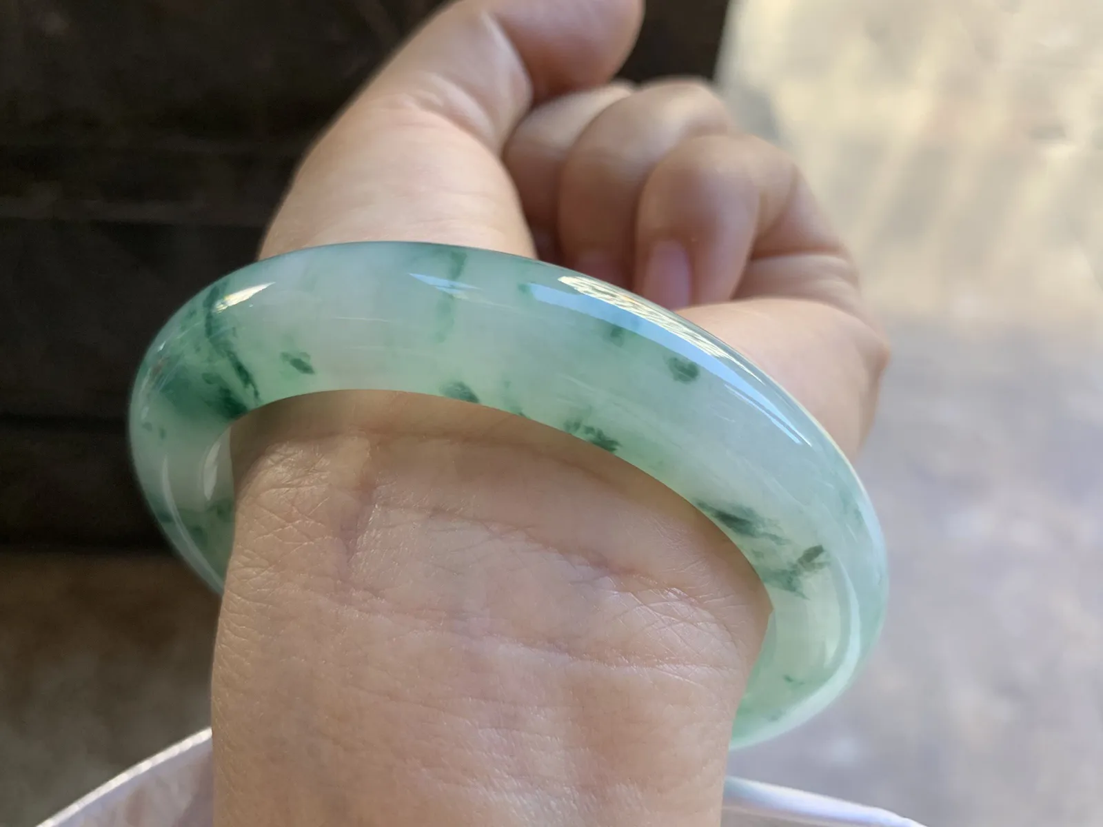 58.5-13-9.7mm
冰种飘花手镯 底子细腻 花色漂亮