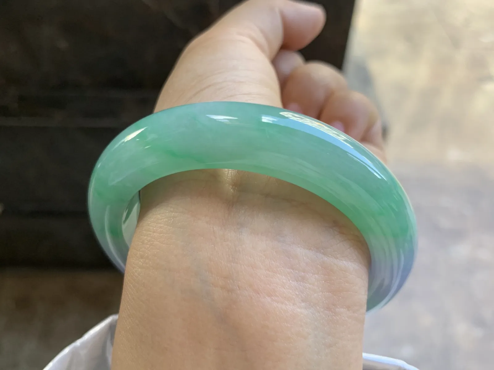 56-13-9.8mm
春彩手镯 底子细腻 颜色漂亮 上手大气