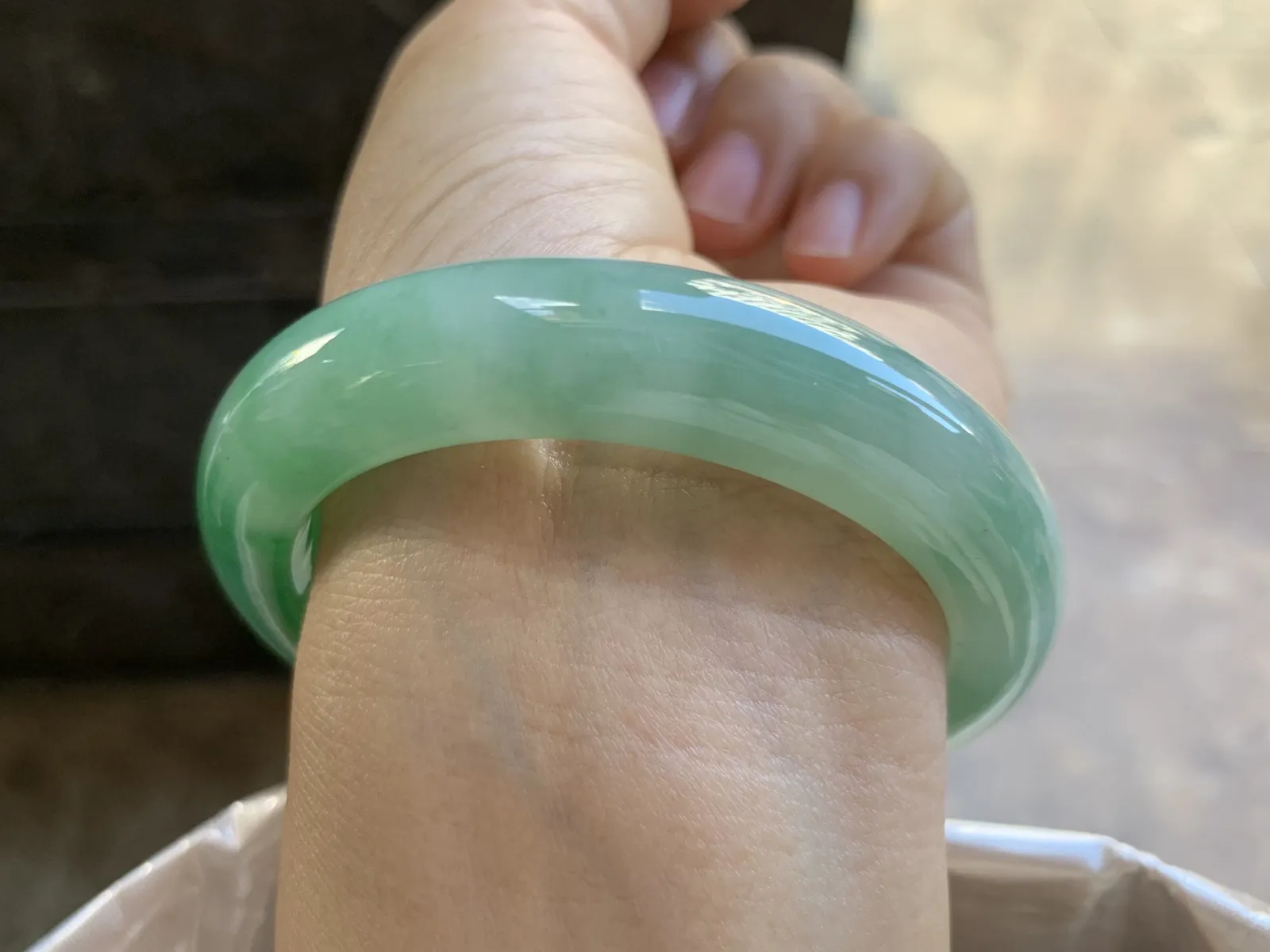 54-12.5-9.3mm
带色手镯 底子细腻 颜色漂亮 上手大气