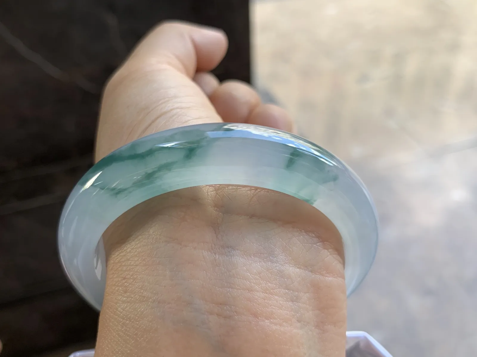 56-12-8.6mm
冰种飘花手镯 水润光泽 花色灵动漂亮