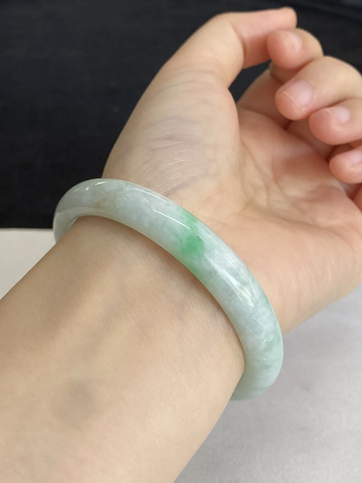 正圈56.5圈口，翡翠豆种飘绿手镯