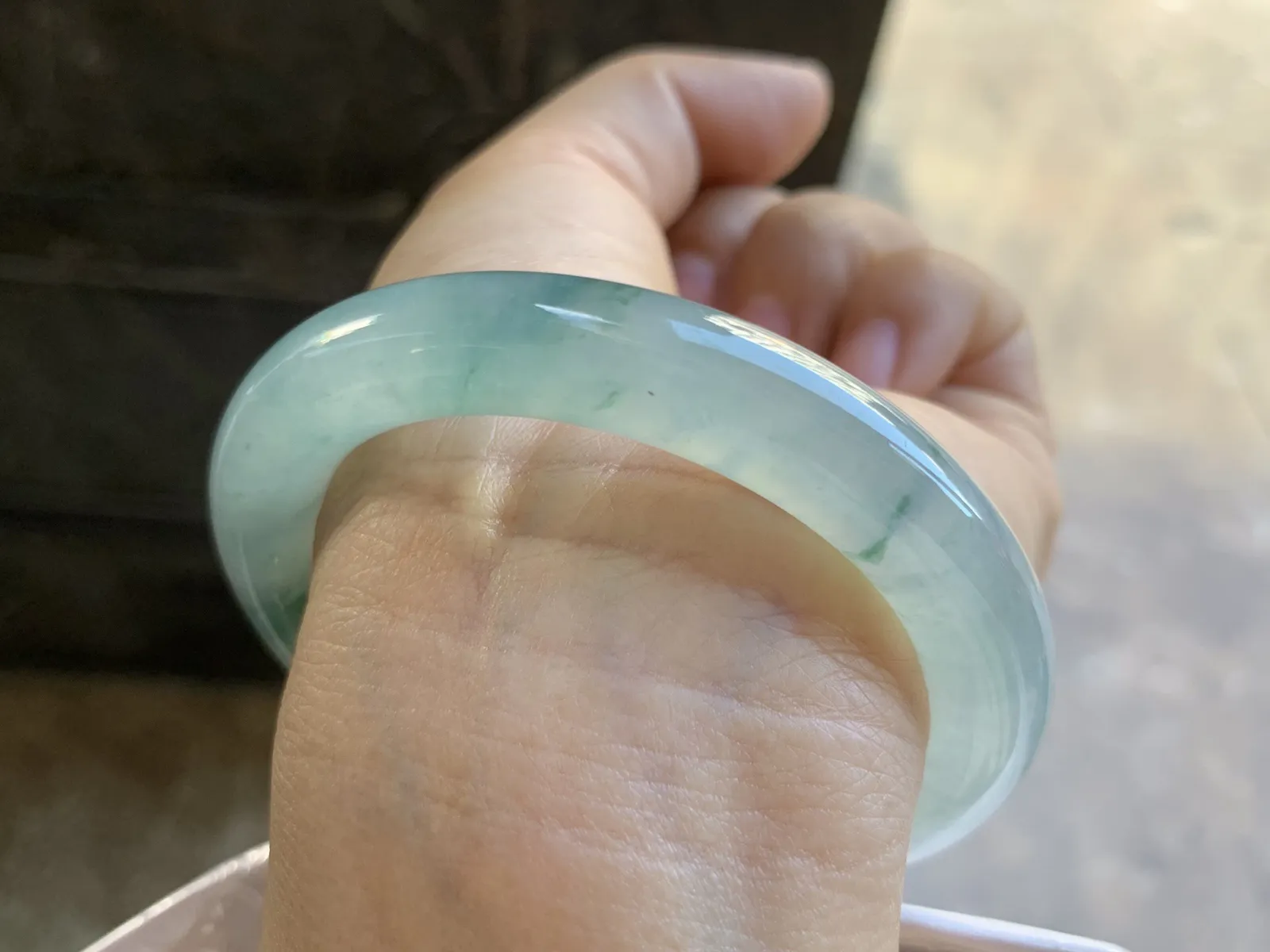 53-9.8mm
冰种飘花圆条手镯 水润光泽 花色漂亮