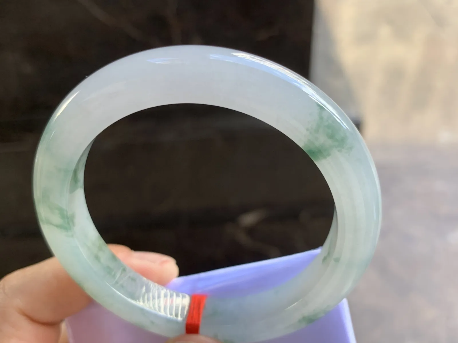 55.5-10.4-9mm
冰种飘花手镯 水润光泽 花色灵动清爽