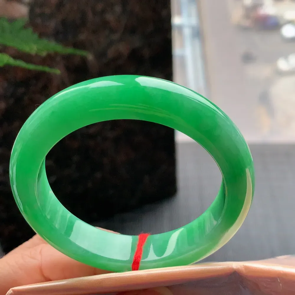 正圈满色阳绿 无瑕 尺寸:55.1/12.6/9.1满绿