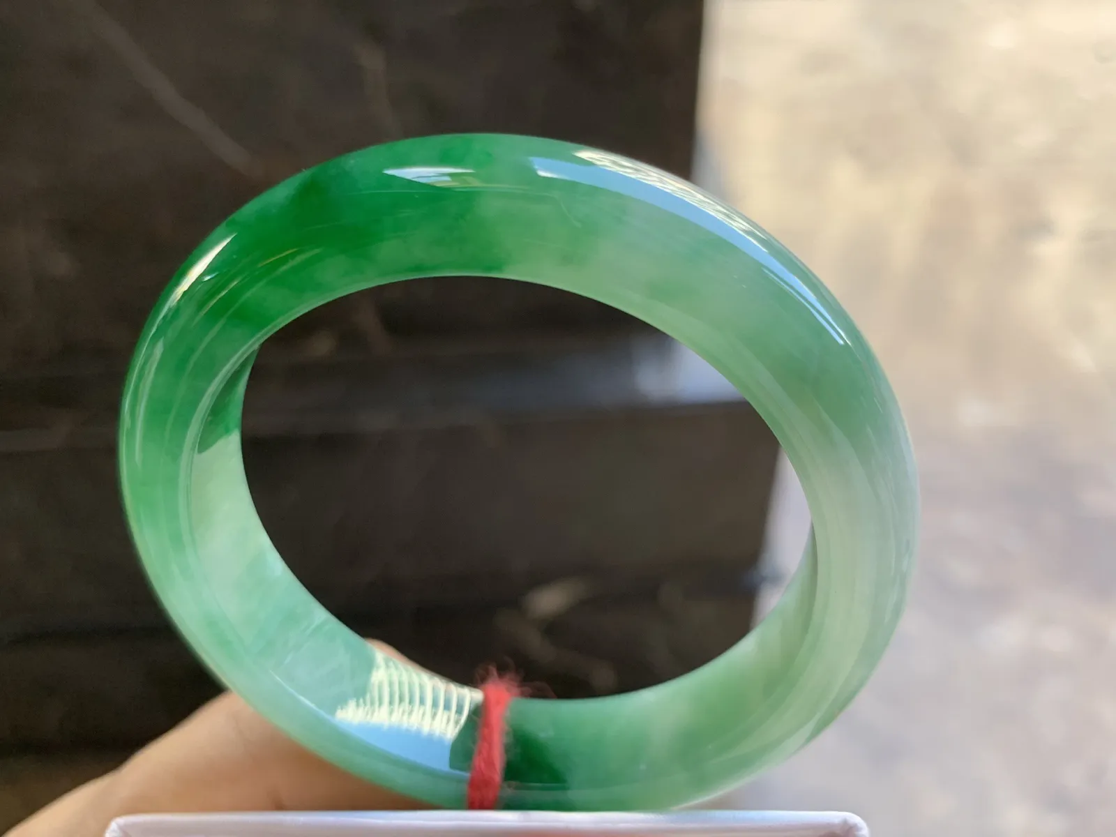 55-12.6-8.7mm
辣绿色手镯 底子细腻 颜色浓郁辣绿 推荐