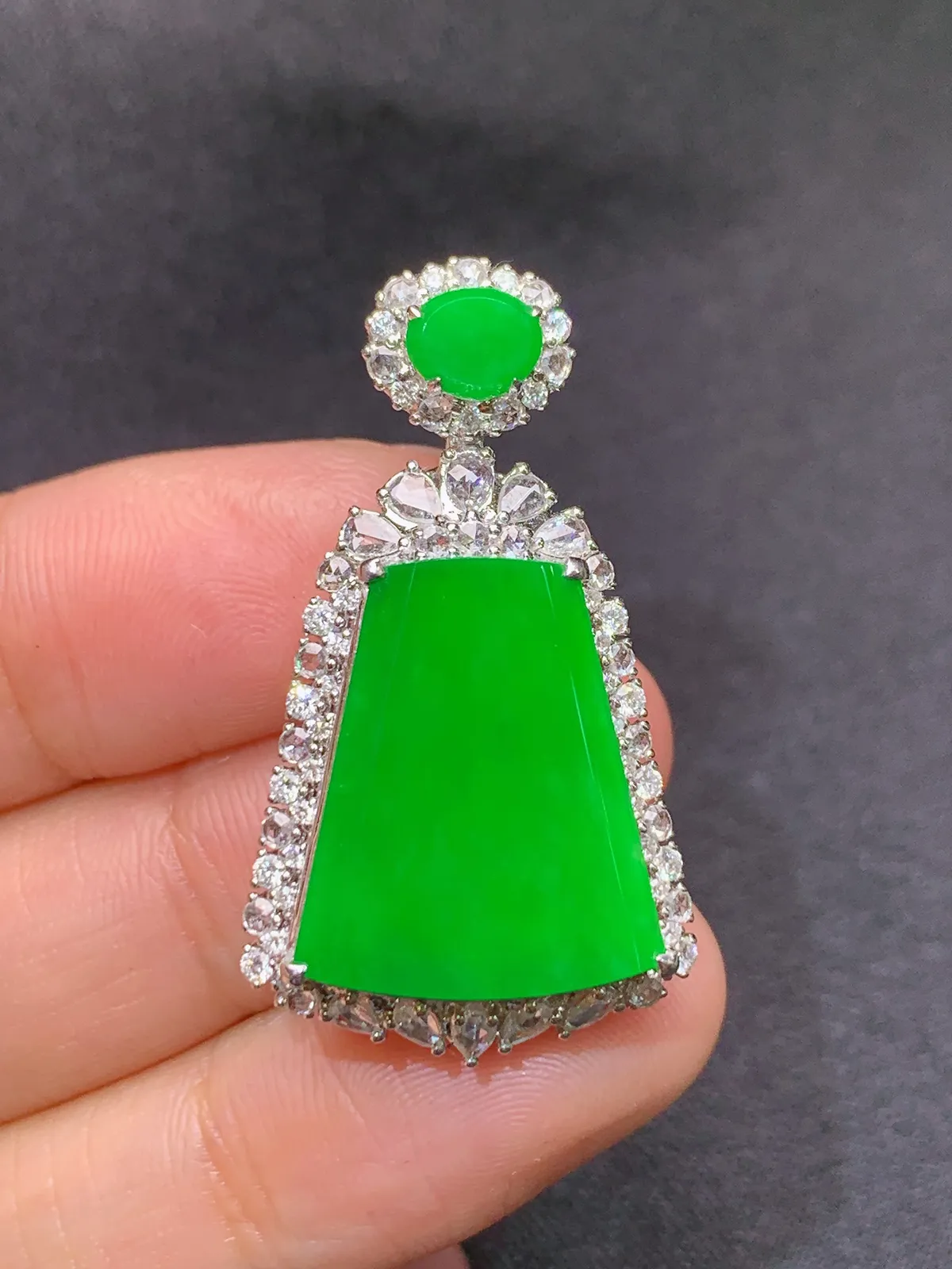 阳绿无事牌吊坠，18k金钻镶嵌，水润色阳，高贵优雅，整体尺寸34.7*19.6*10.2