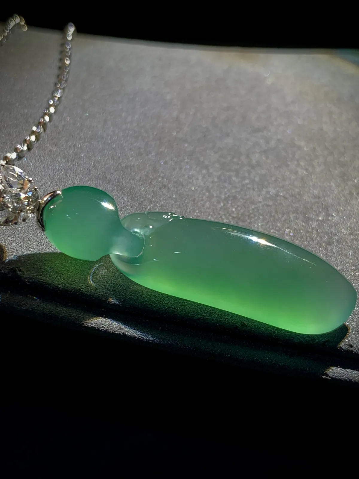 特色精品翡翠福瓜，裸石42.5-12-6.8mm，
18K金，南非钻，6.3g，