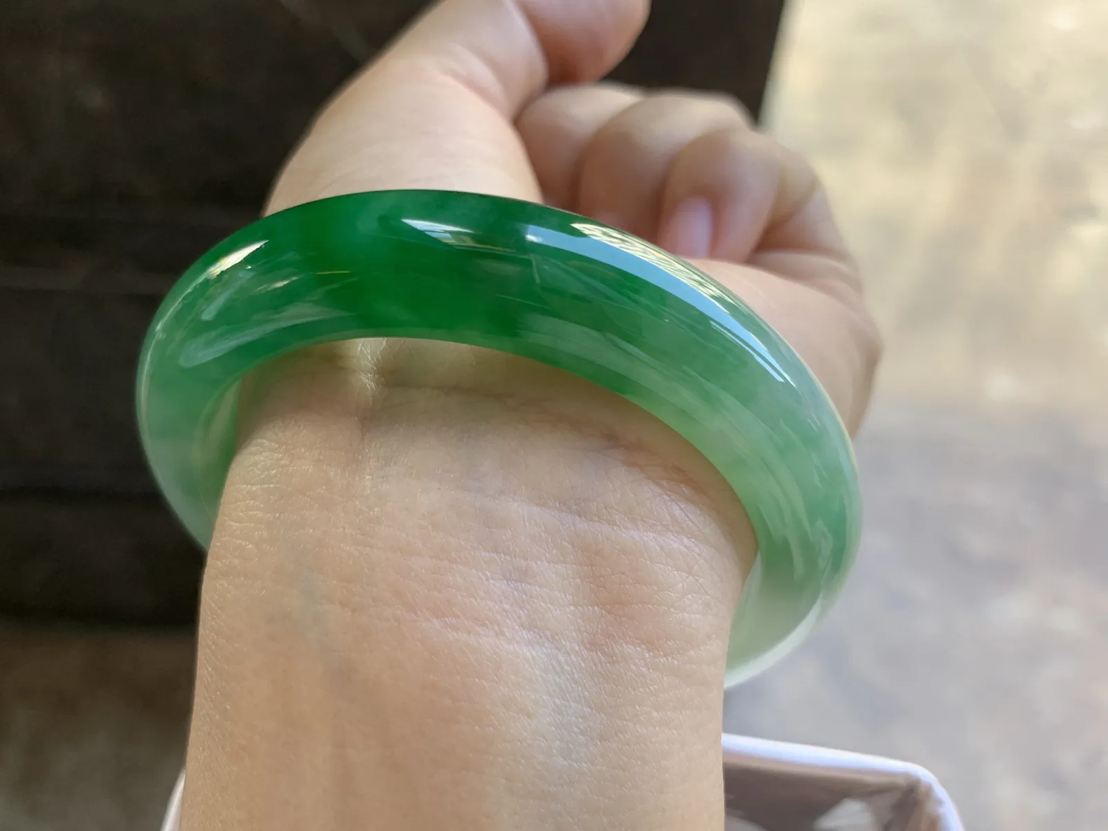 55-12.6-8.7mm
辣绿色手镯 底子细腻 颜色浓郁辣绿 推荐