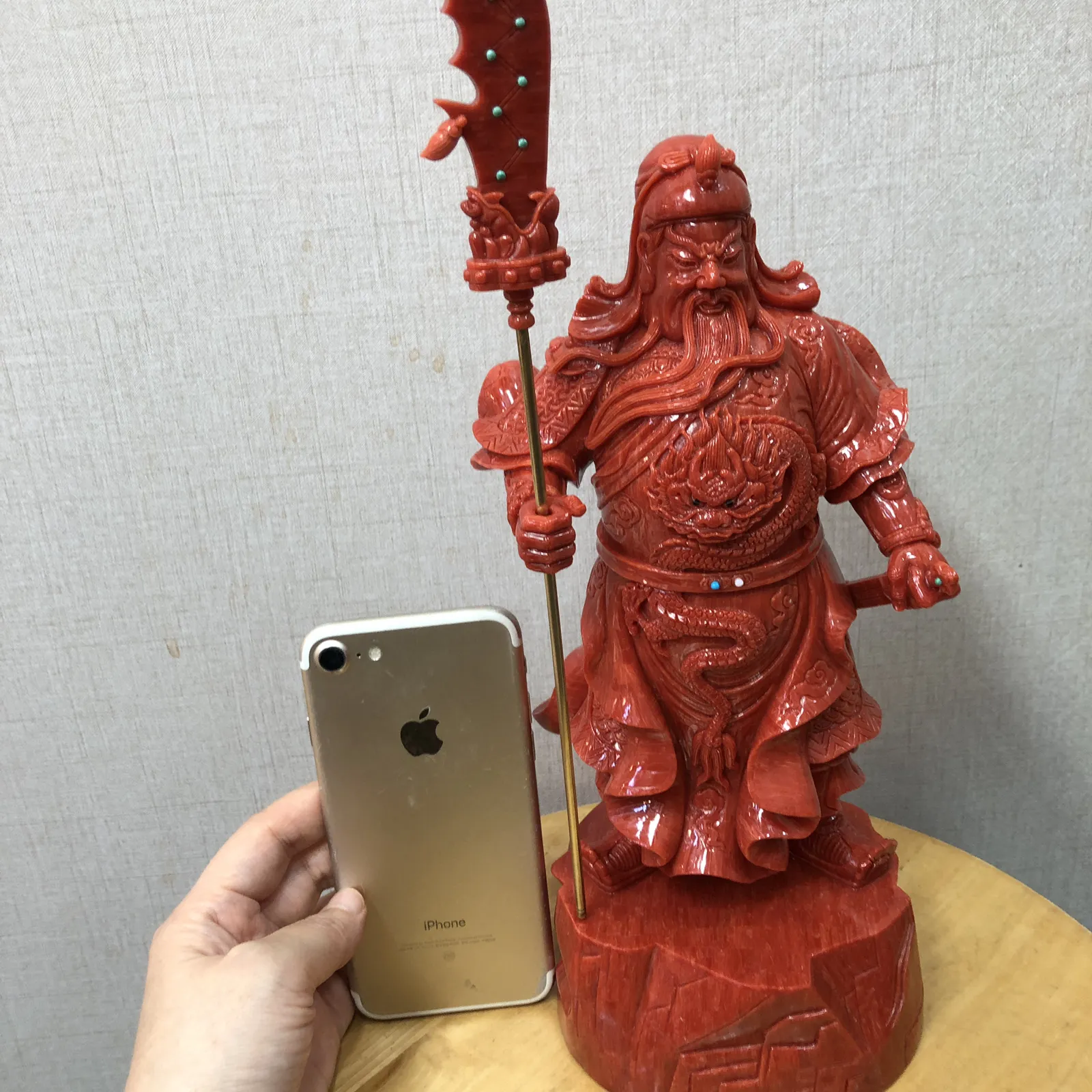 【红珊瑚关公大摆件】精选意大利产地，沙丁材料红珊瑚，台湾拼接工艺，精雕细镂，底部有开孔可藏经文，真正的大师作品，高36.5厘米宽12厘米，厚10厘米，重量2228.8克！收藏供奉价值高，静候有缘人！