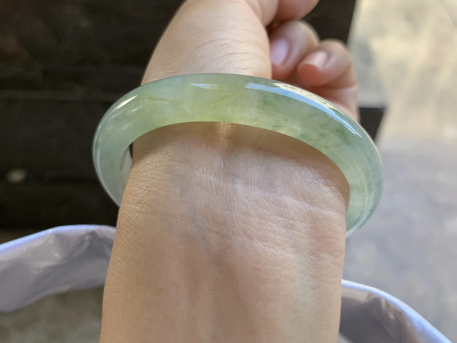 55.5-9.7-7.7mm
冰种黄翡飘花贵妃手镯 水润光泽 颜色漂亮 正圈52/53可带