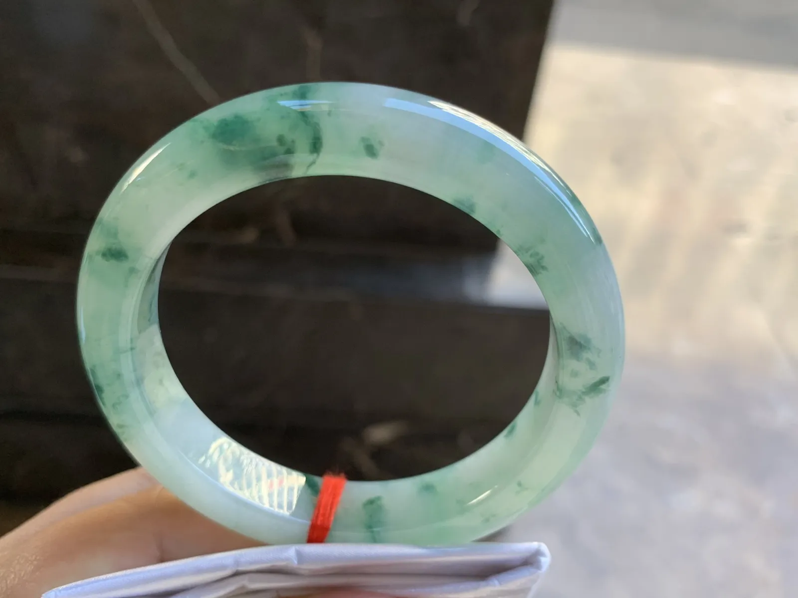 58.5-13-9.7mm
冰种飘花手镯 底子细腻 花色漂亮