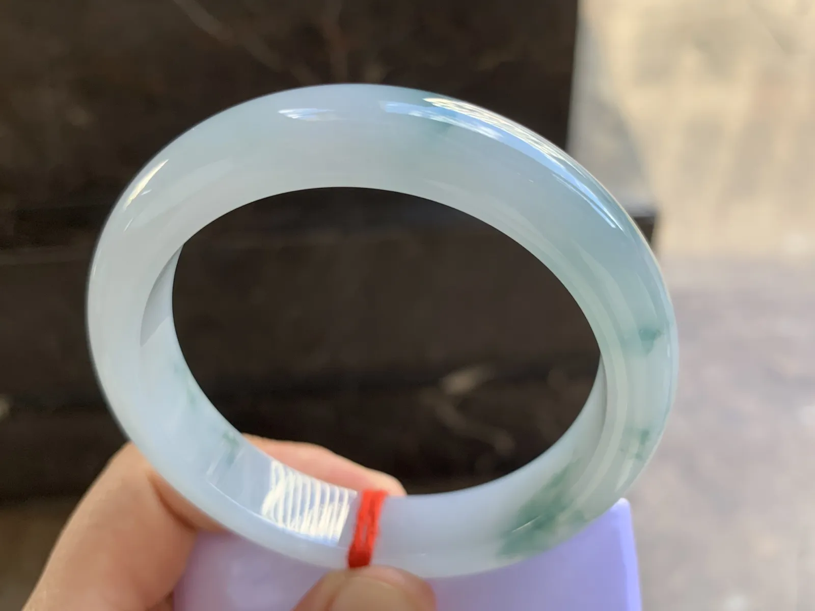 53-10mm
春色撒金圆条手镯 底子细腻 颜色漂亮 特色推荐