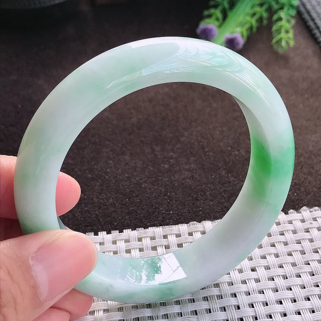 天然a货翡翠57.5/14.1/9.3老坑精美温润飘绿手镯宽边玉手镯