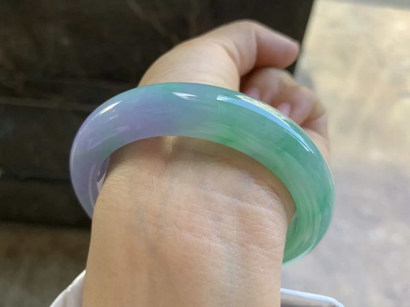 56-13-9.8mm
春彩手镯 底子细腻 颜色漂亮 上手大气