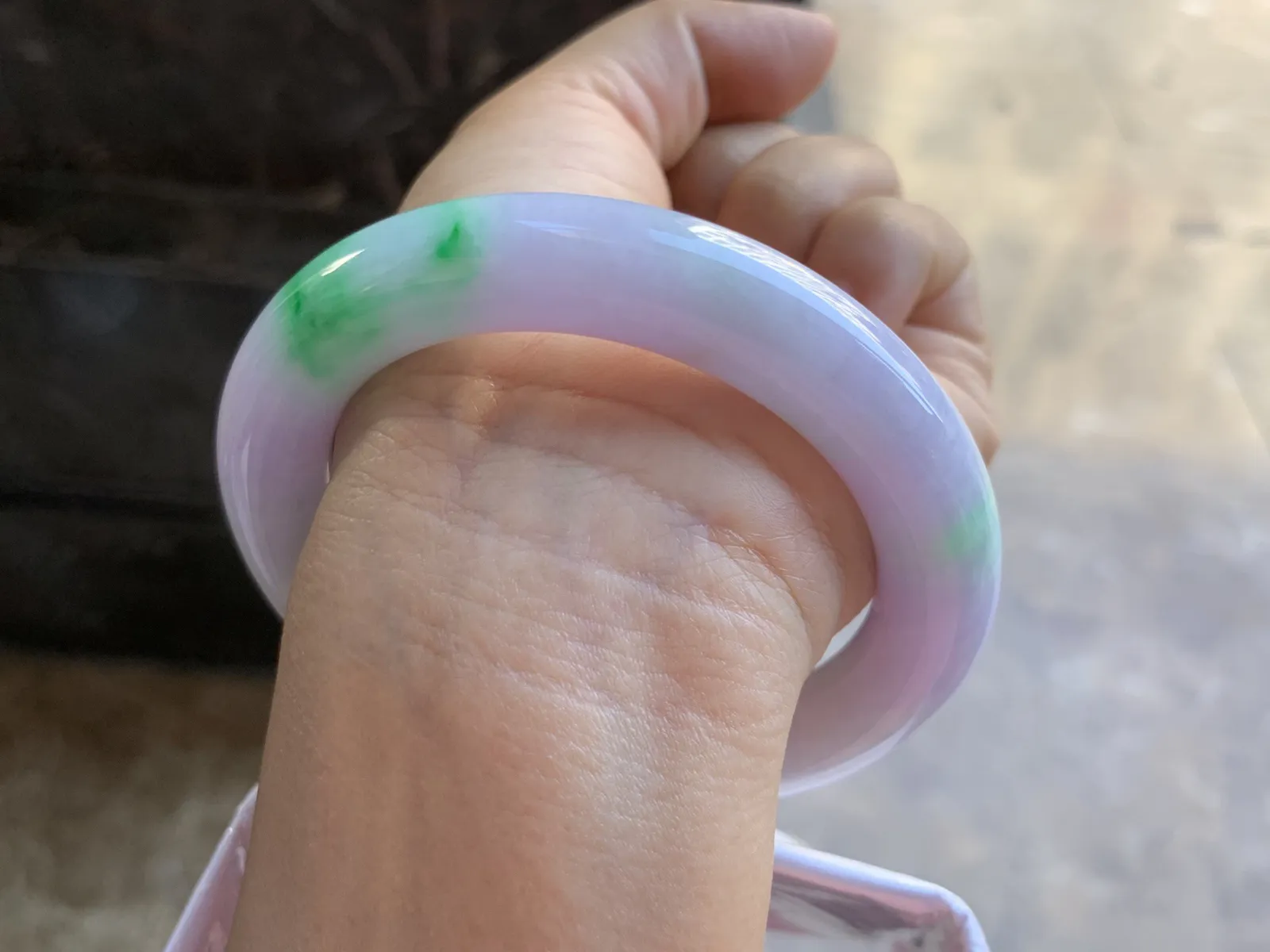 58-11.8mm
春彩圆条手镯 底子细腻 颜色漂亮 推荐