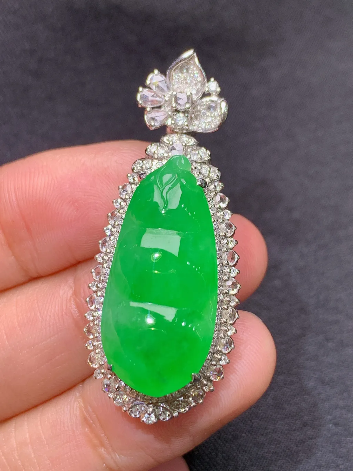 阳绿福豆四季豆吊坠，18k金钻镶嵌，色泽鲜阳，水润细腻，整体尺寸42.2*17.3*12.8