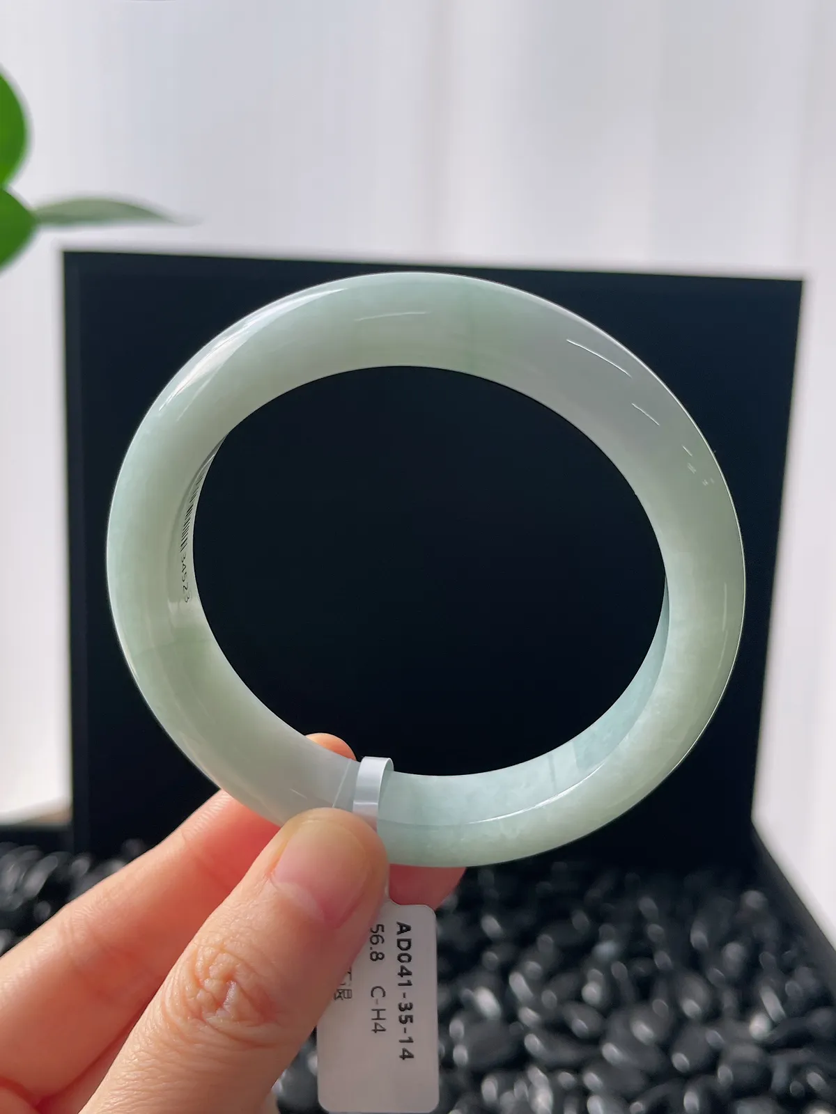 正圈56.8圈口，翡翠糯化种浅绿色手镯