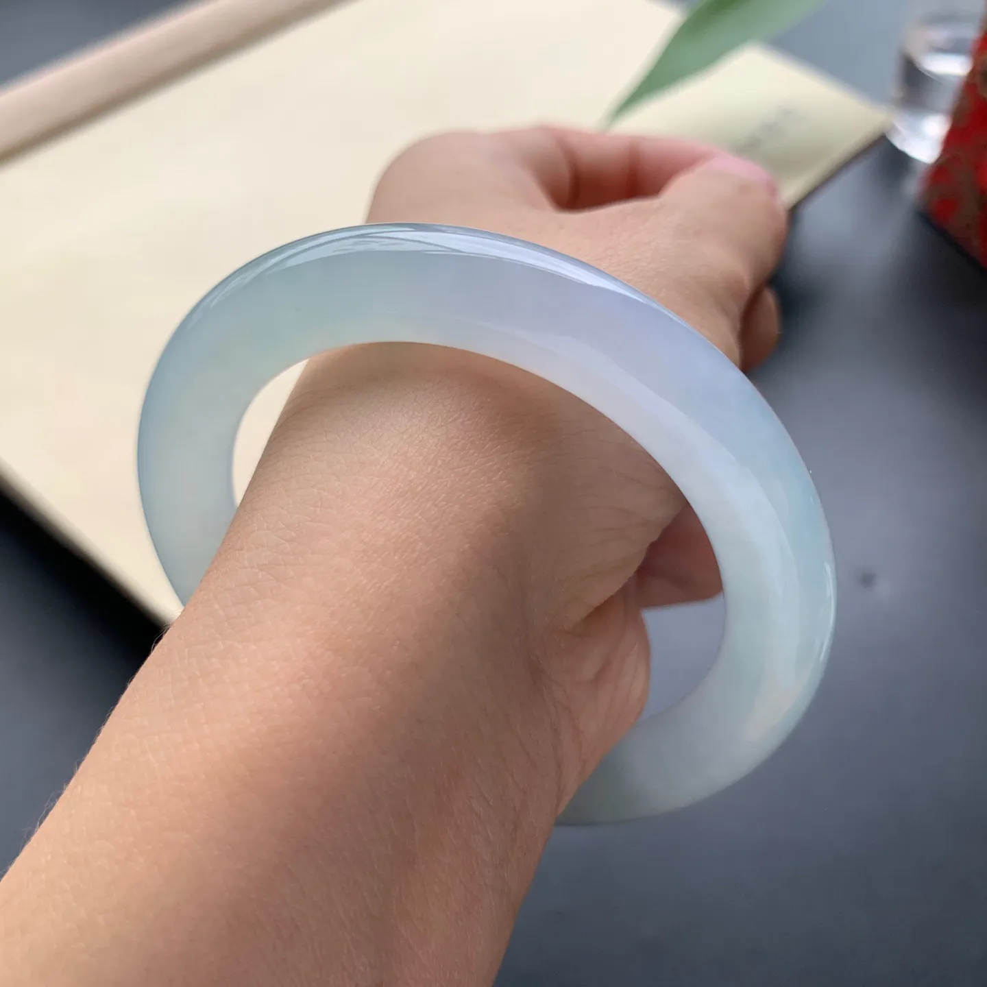 53.5圈口冰晴底圆条手镯 尺寸：53.5-9.8，无纹裂，水润透亮，胶感十足