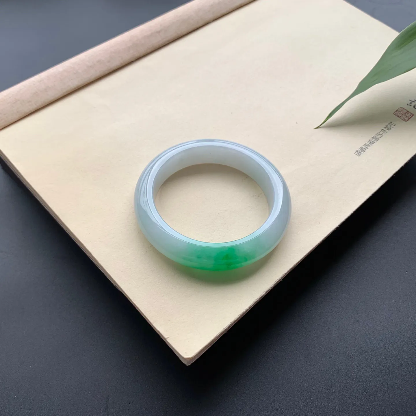 54.8圈口飘阳绿正圈手镯 尺寸：54.8-13-9，无纹裂，细腻光滑，优美迷人