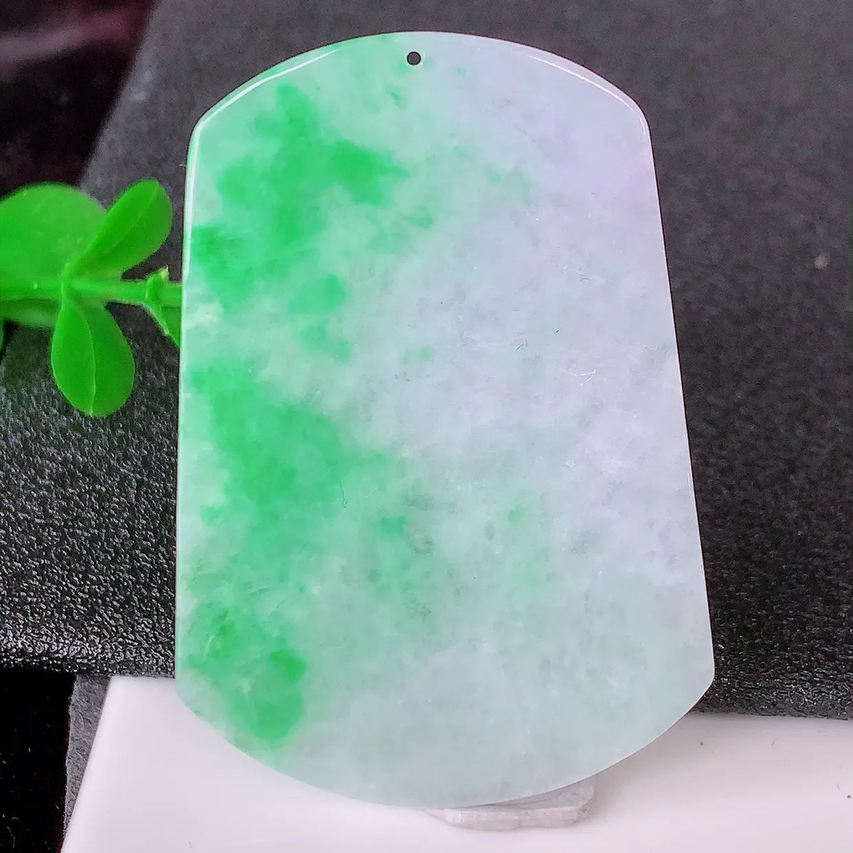 自然光实拍，冰润飘绿翡翠平安无事牌吊坠，平平安安，无事牌翠色灵动， 佩戴平安时尚！#87.20