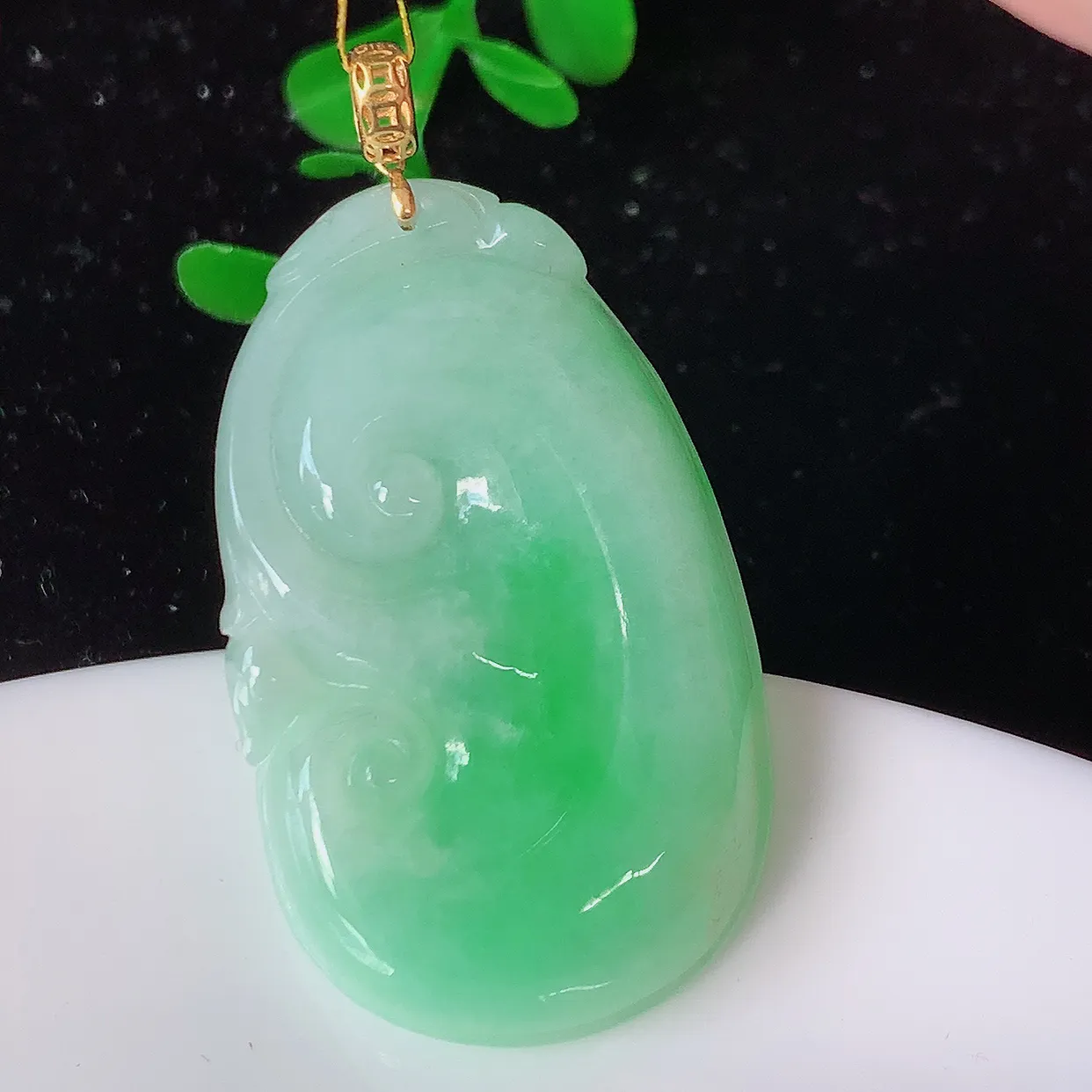 18K金镶嵌飘绿翡翠如意吊坠，简单的镶嵌设计、让玉坠百搭又精致，寓意着吉祥，事事如意！#35.22整体43.5裸石38*23*5.2