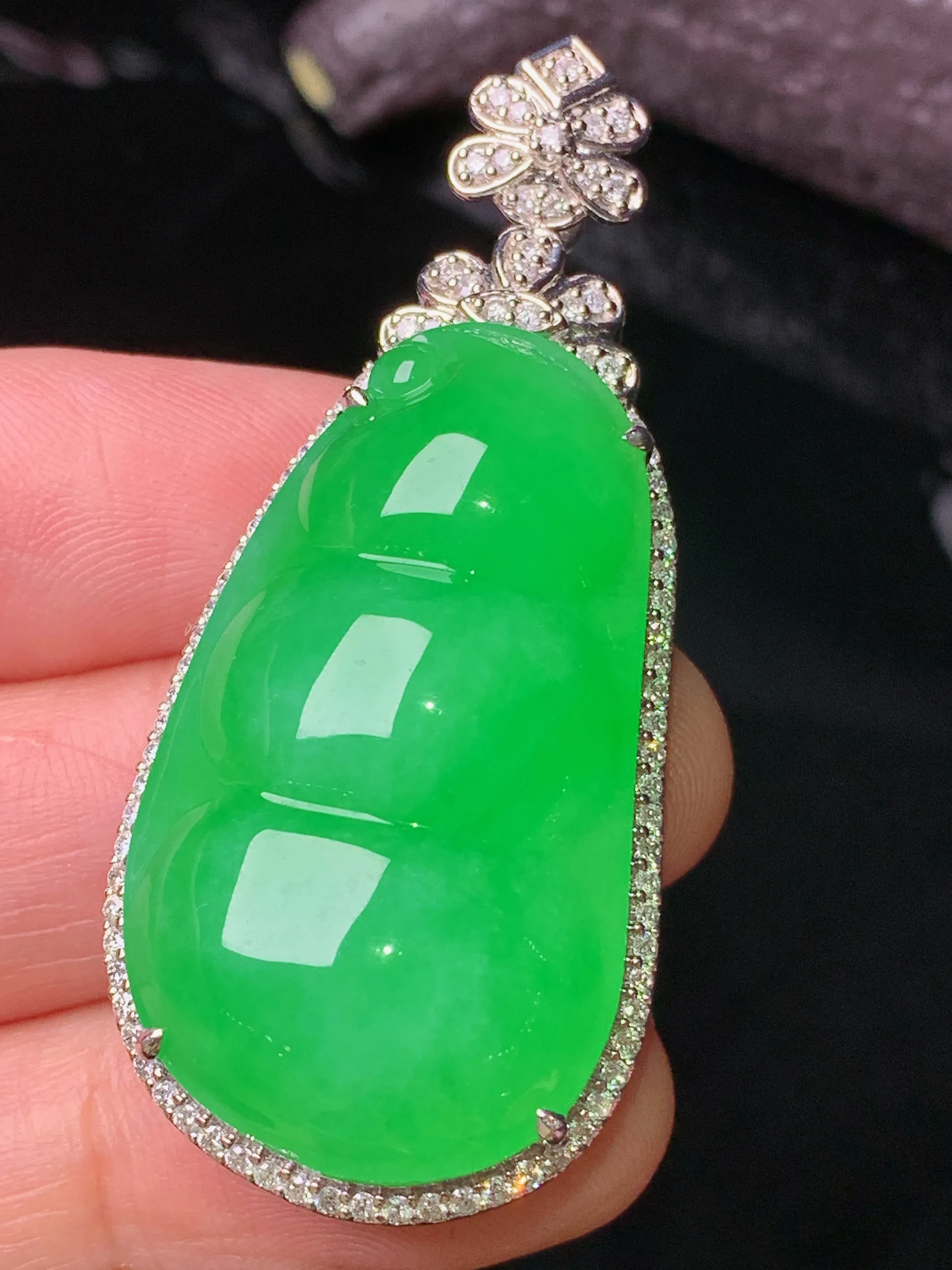 18k金钻镶嵌满绿四季豆吊坠 玉质细腻 色泽清新艳丽 整体尺寸50.2*22*12