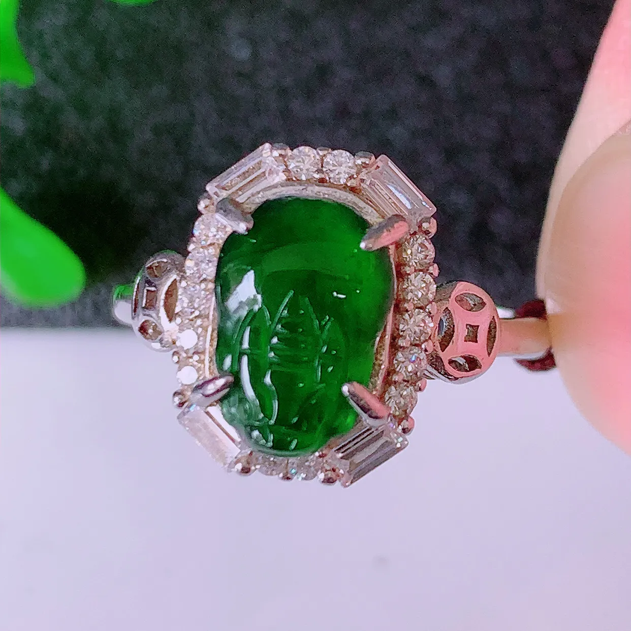 冰透满绿翡翠925银镶嵌貔貅戒指，自然光实拍，翠色灵动，颜色漂亮，种老水足，品相佳，佩戴佳品！#98