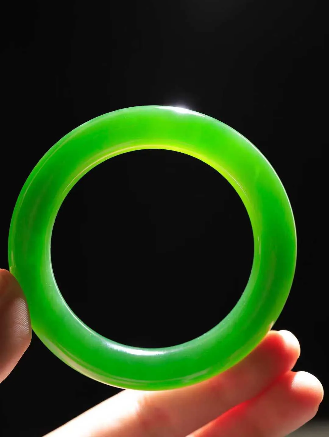 【悠悠芳华.镯】

收藏传家级臻品和田玉碧玉圆条手镯 玉质温润 青葱岁月，尽收腕中，婉转流畅，凝岁月悠长。盈一眸恬淡，挽一抹绿意。重72.3克 内径56mm尺寸11.9-11.8mm   861101651A