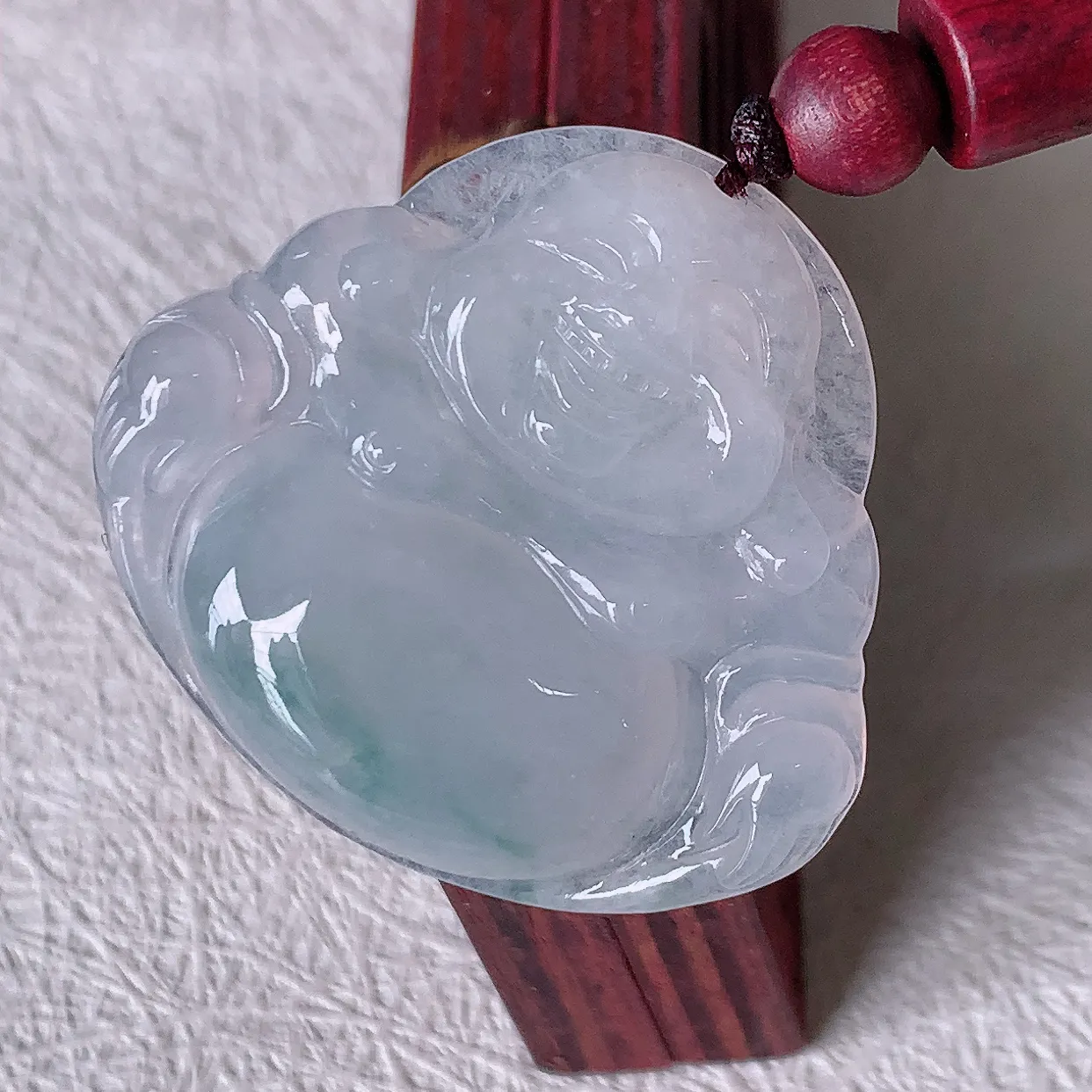 自然光实拍，冰种飘花翡翠佛公吊坠，笑口常开，佛公在心中，一生平安幸福，冰透，佛公翠色迷人，佩戴佳品！#46.22