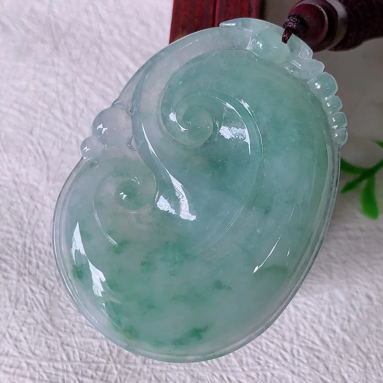 自然光实拍，大件冰飘花翡翠如意吊坠，玉坠百搭又精致，寓意着吉祥，事事如意！#46.22