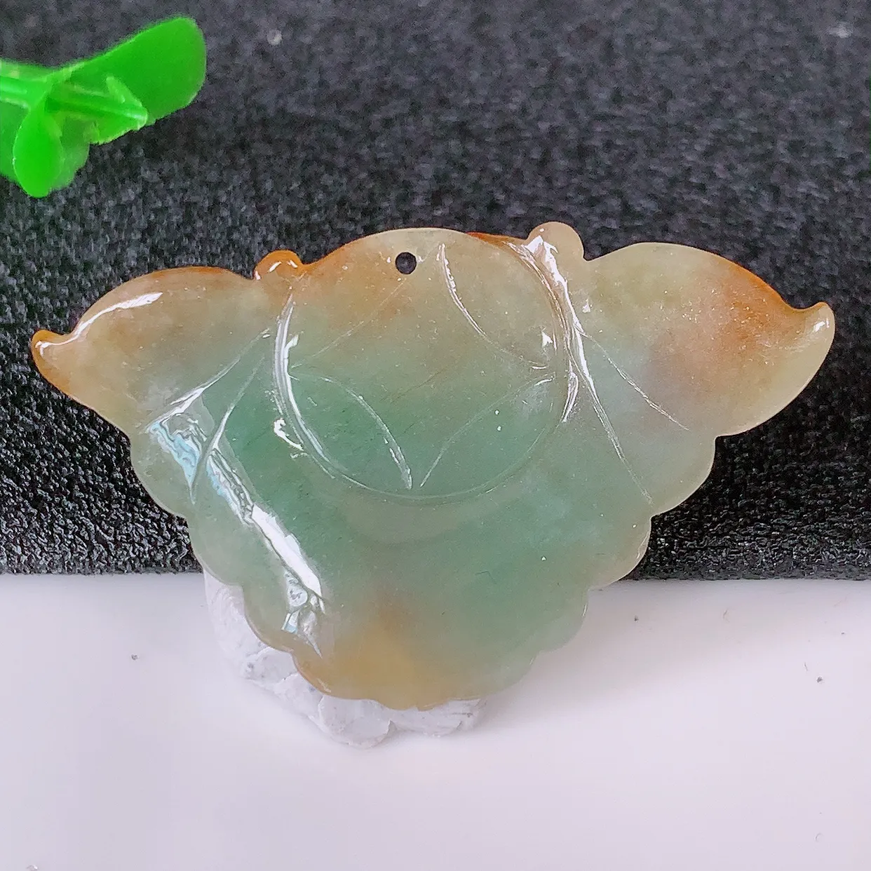 自然光实拍，冰润黄翡双彩翡翠蝴蝶吊坠，翠色灵动，种老水足，寓意好，品相佳， 佩戴佳品！#35.28