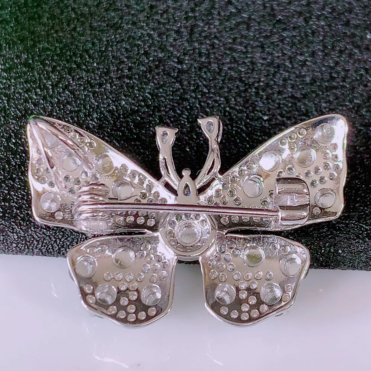 冰透满绿翡翠925银镶嵌蝴蝶胸针，自然光实拍，翠色灵动，颜色漂亮，种老水足，品相佳，佩戴佳品！#97.20整体33*22.5*8.8 裸石2.6*2.6