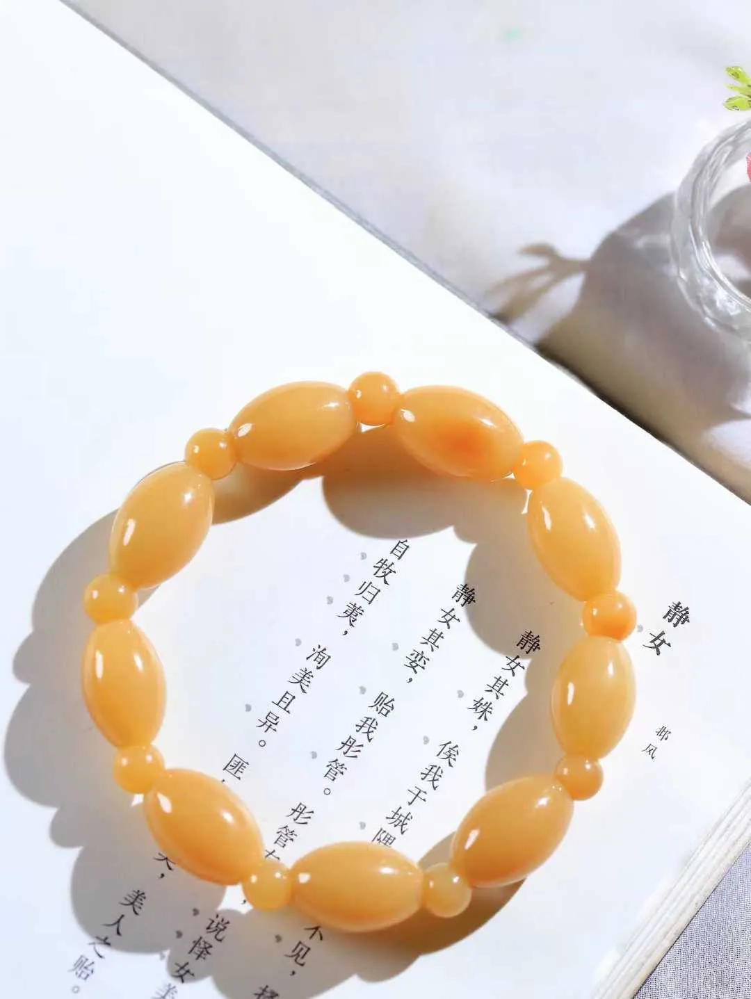 （路路通.手串）

新疆和田玉糖玉手串 玉质细糯出油，成色均匀，品相极好…
做工圆滑饱满大气。如清风拂袖，不经意间已是大美重51.5克   尺寸取一18.8-12.8mm   尺寸取一7.7mmFDL-781101631