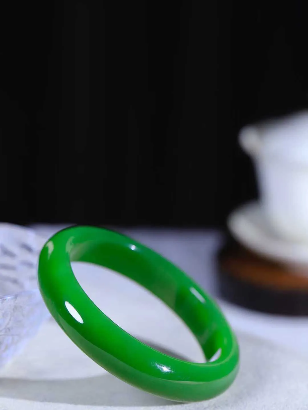 （一见钟情.手镯）

典藏级臻品️和田玉碧玉手镯，玉质温和莹润，精光内蕴，手感舒适。整器简约，打磨光洁，让人爱不释手，料美艺精，萦绕于手，尽显高贵之姿。重58克 内径57.5mm尺寸13.3-8.5mm   FDA-101101673