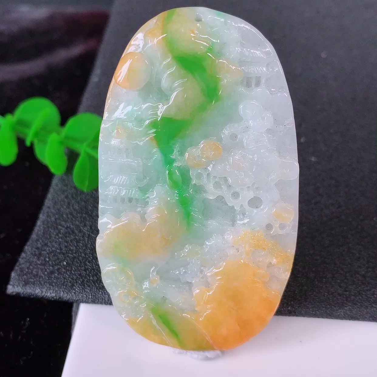 自然光实拍，特色黄加绿翡翠山水牌吊坠，三彩翡翠山水牌，寓意“常青、背靠大山、水（财）长流、平安之意”生机盎然的翠意，一眼既心醉，雕工精致， 佩戴效果优雅迷人！#97.20