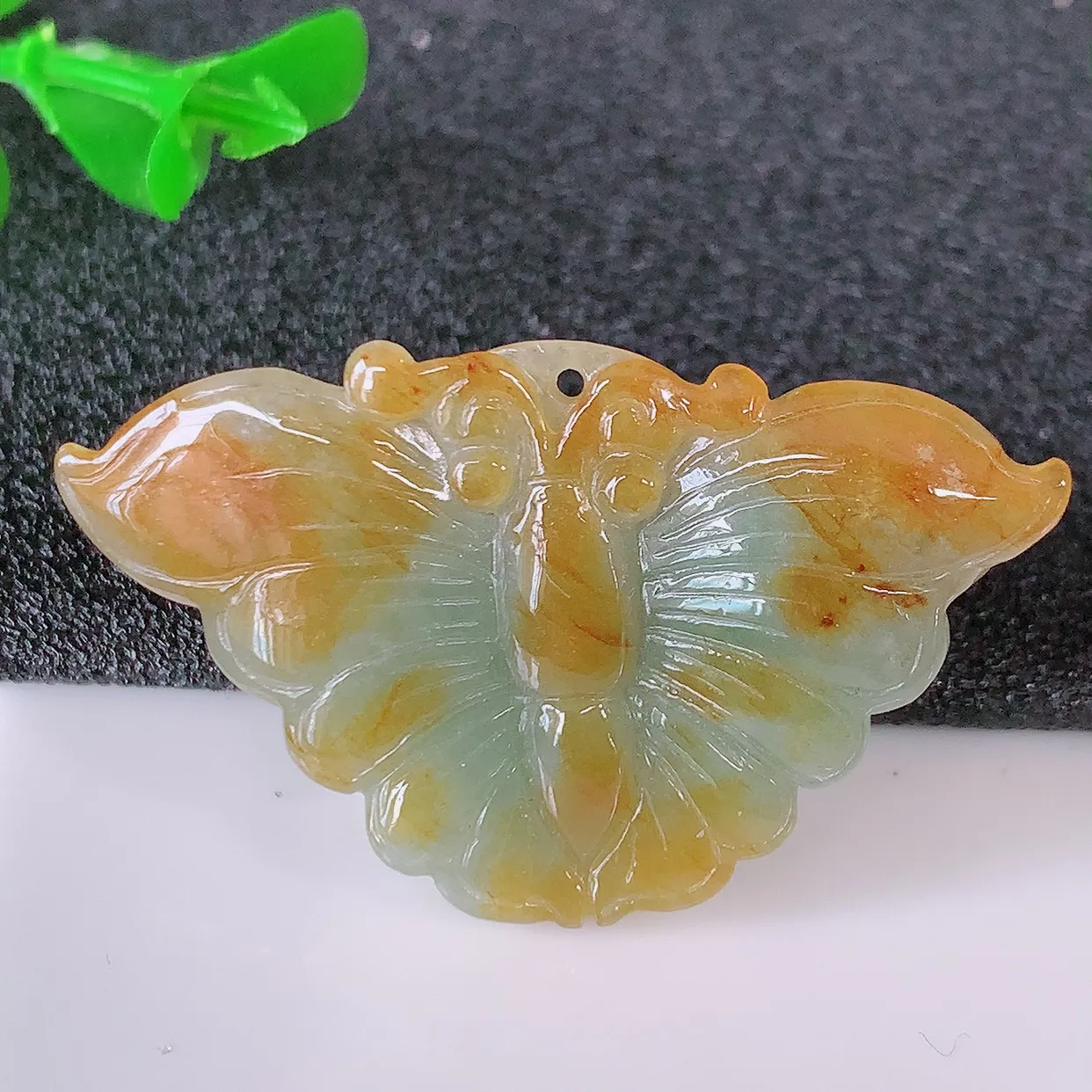 自然光实拍，冰润黄翡双彩翡翠蝴蝶吊坠，翠色灵动，种老水足，寓意好，品相佳， 佩戴佳品！#35.28