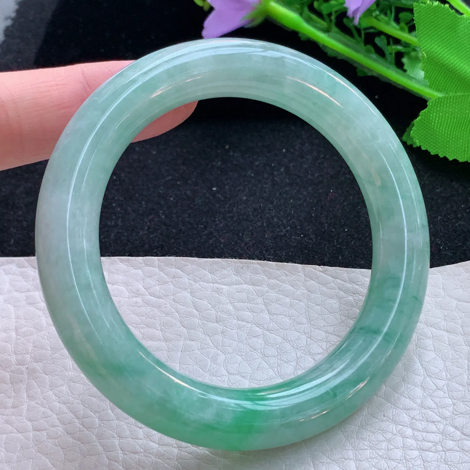 z自然光55*10.8美人镯 缅甸翡翠a货玉手镯清新飘绿圆条玉手环 平安镯