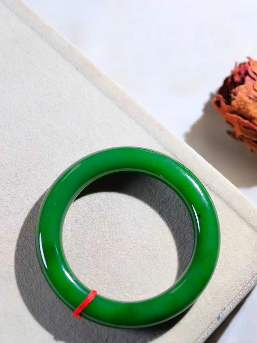 【诗情画意.手镯】

典藏级臻品️和田玉碧玉手镯   细腻油脂,手感润滑。意韵飘渺，温雅细腻，工艺精湛，️氤氲诗意的美跃然于手腕之间，给人以出尘的风雅，优美脱俗，气质非凡。重65克 内径55mm尺寸11.2-11.2mm  221101600A