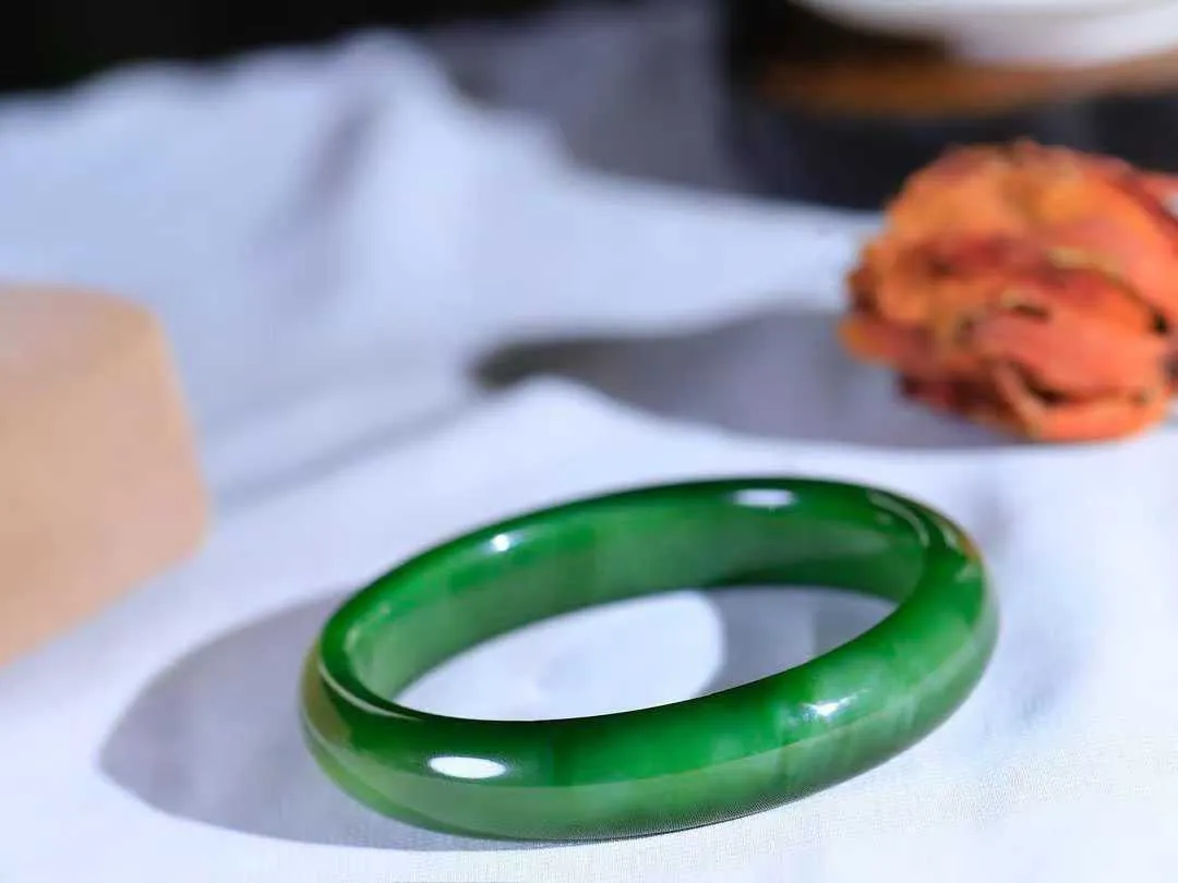 【腕间柔情.手镯】   

收藏级臻品️和田玉碧玉猫眼手镯 玉质温润细腻 油性十足 古朴秀雅 轻抚