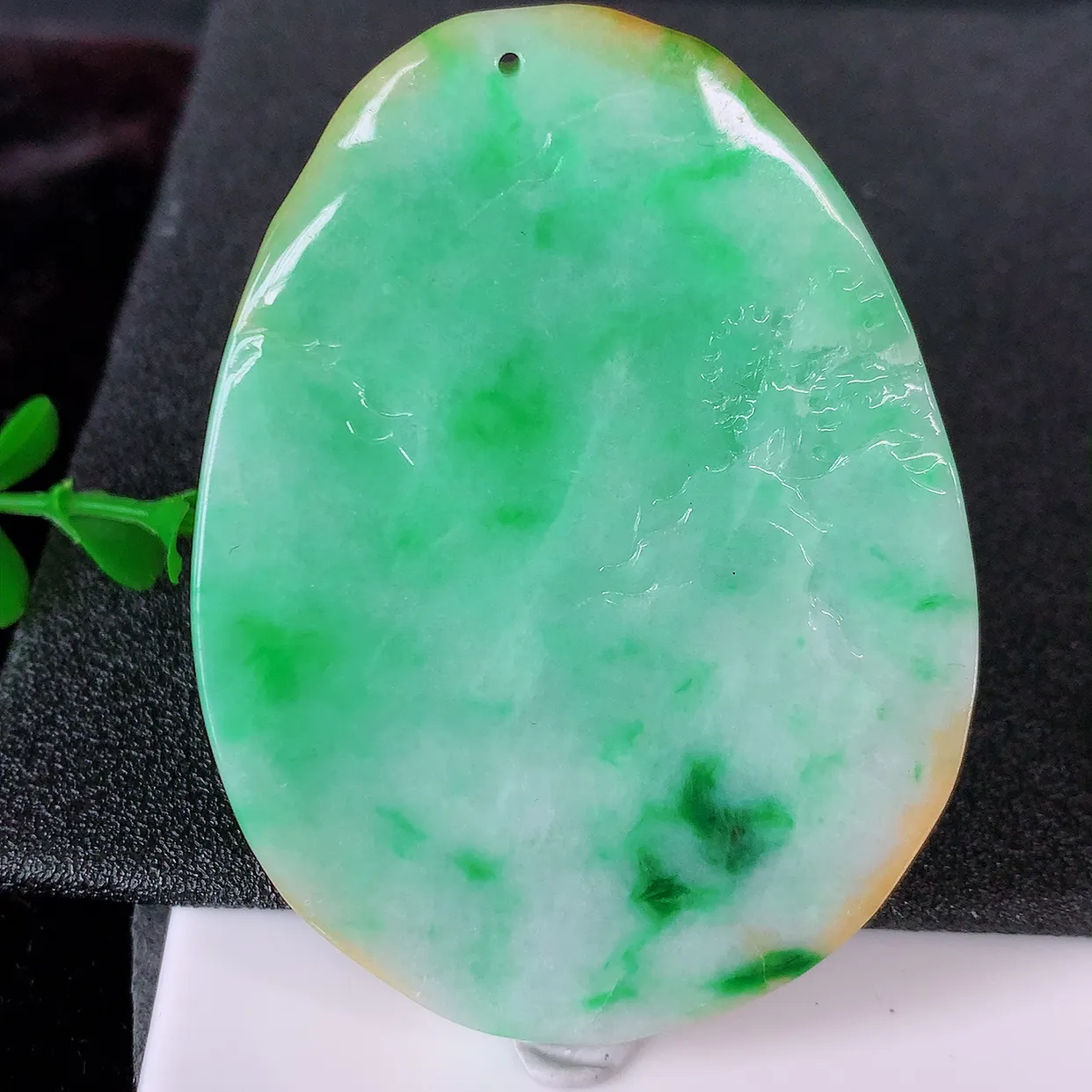 自然光实拍，特色黄加绿翡翠山水牌吊坠，翡翠山水牌，寓意“常青、背靠大山、水（财）长流、平安之意”生机盎然的翠意，一眼既心醉，雕工 精致，佩戴效果优雅迷人！#97.20