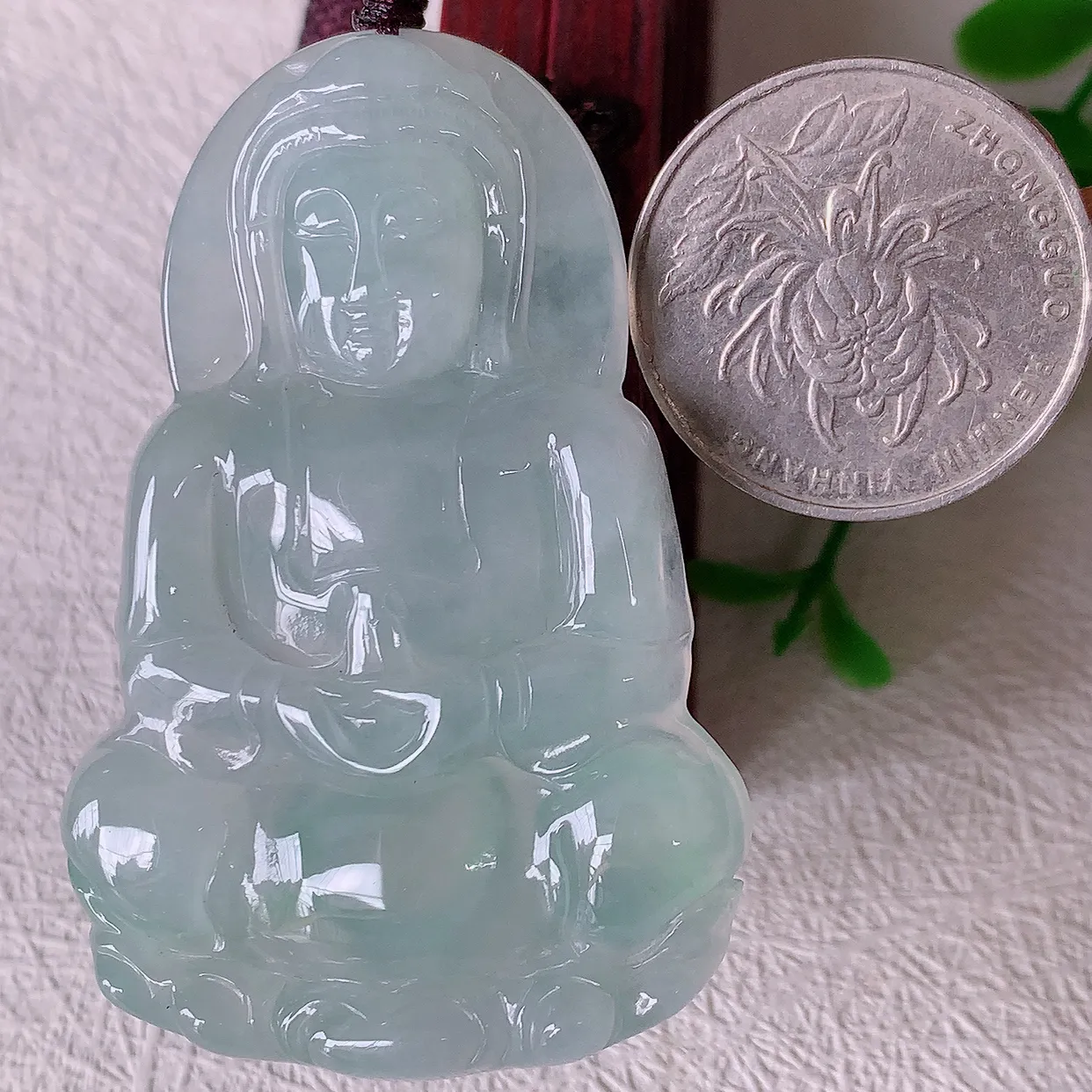 自然光实拍，冰种翡翠正装观音菩萨吊坠，净瓶观音，冰透亮泽，美观亮丽，观音面相端庄#46.22