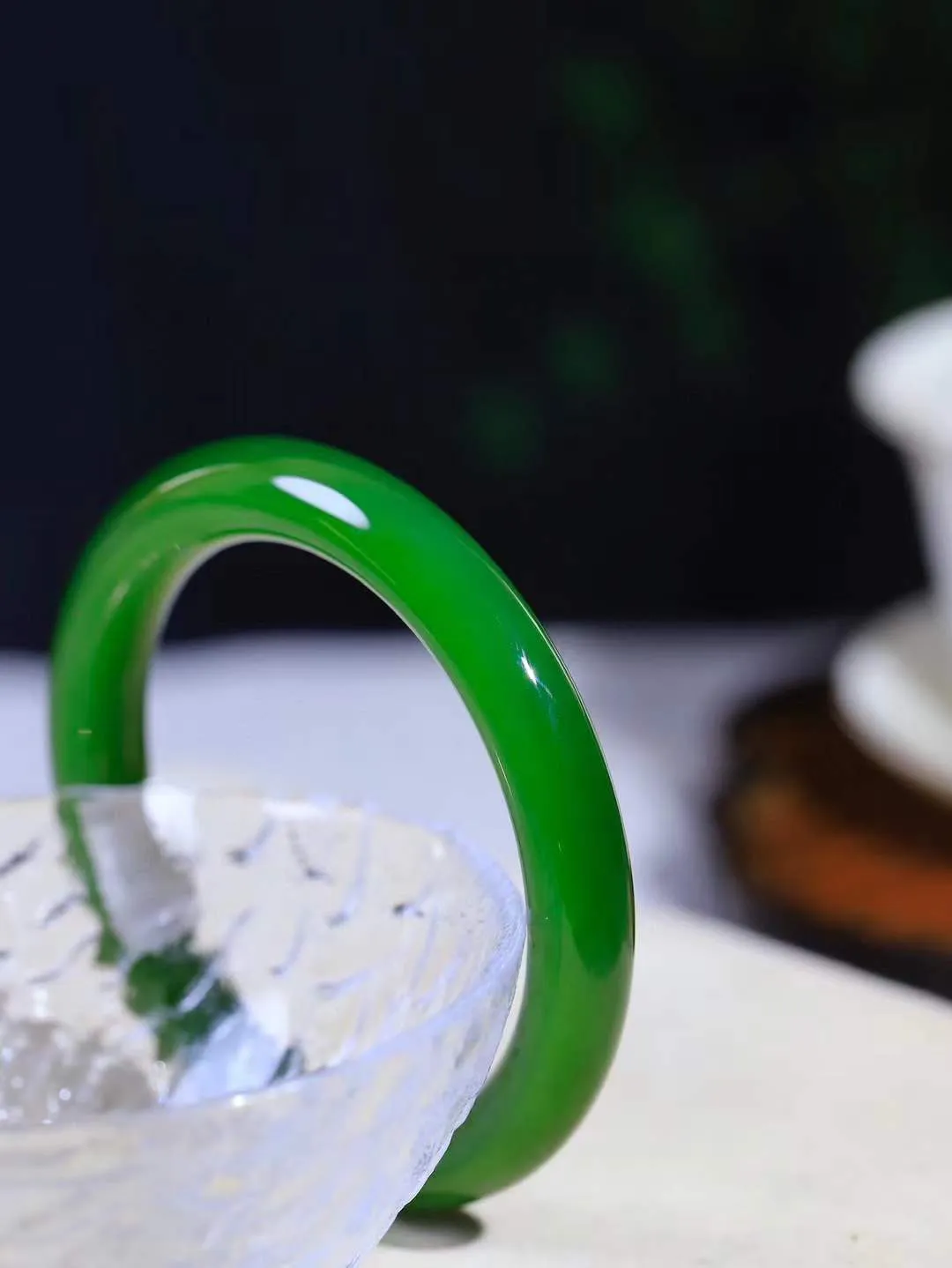 【诗情画意.手镯】

典藏级臻品️和田玉碧玉手镯   细腻油脂,手感润滑。意韵飘渺，温雅细腻，工艺精湛，️氤氲诗意的美跃然于手腕之间，给人以出尘的风雅，优美脱俗，气质非凡。重46.5克 内径56mm尺寸9.8-9.4mm  221102400A