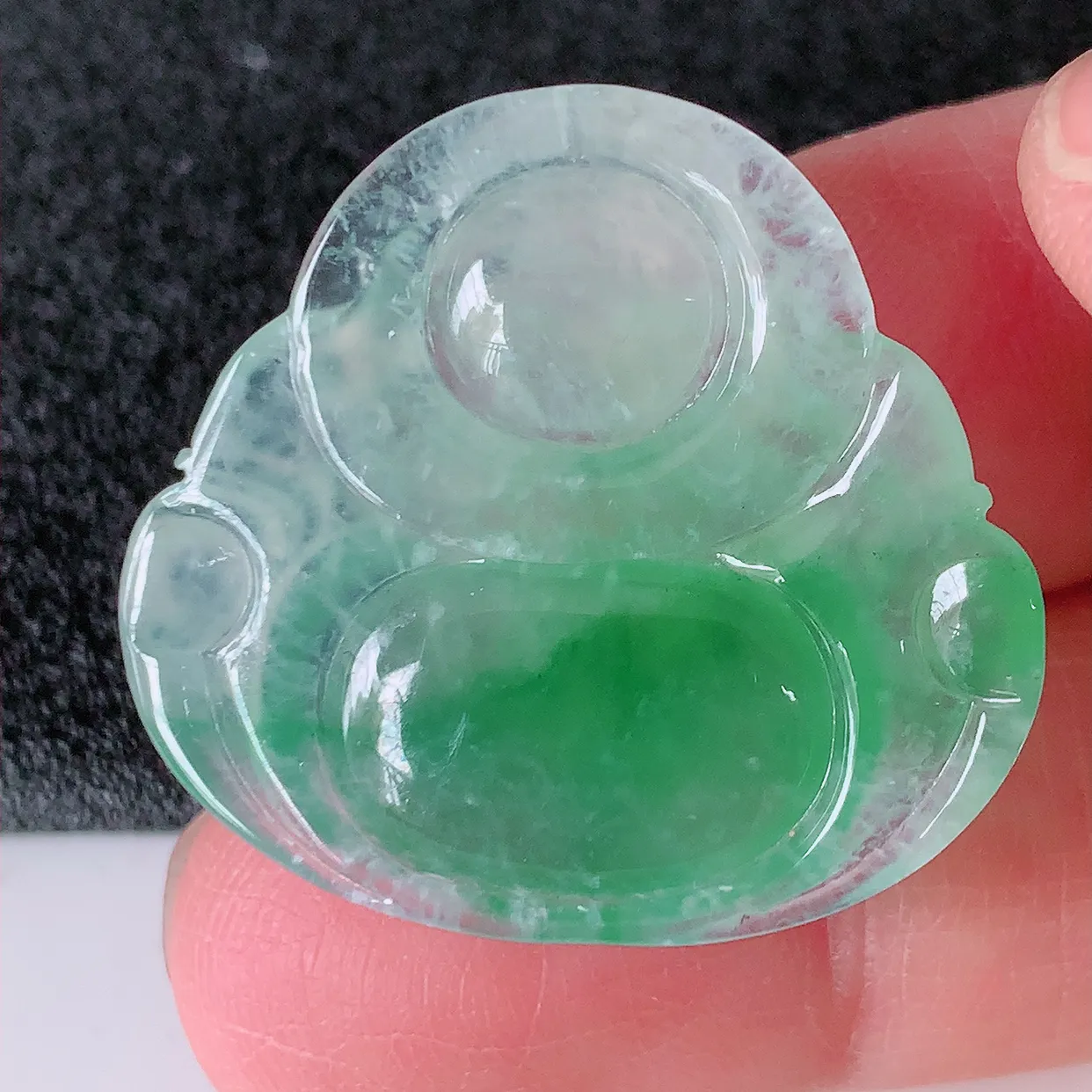 自然光实拍，冰种飘绿翡翠佛公吊坠，饱满， 佛公亦保平安，寓意有福（佛公）相伴，配戴优雅迷人！#02.22