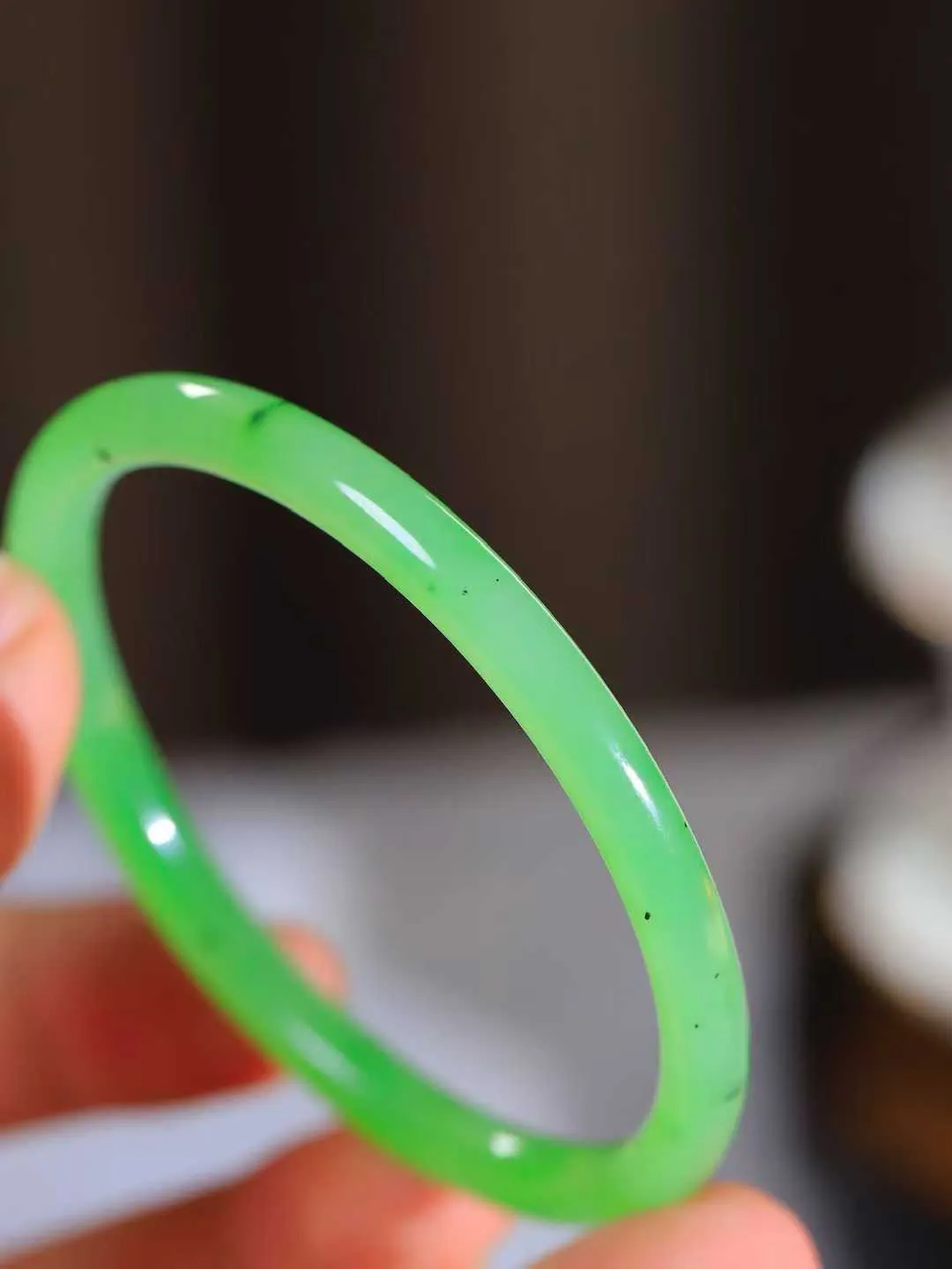 【碧色荡漾·手镯】

收藏级和田玉碧玉手镯，玉质细腻温润，手感舒适，️线条流畅，简约大气，美自天成，佩戴于腕间，婉约之美，举手投足间透出那份低调奢华，醉人心扉。重16克  内径圈口56.5mm  尺寸5.9-5.7mm  FDA-661101633