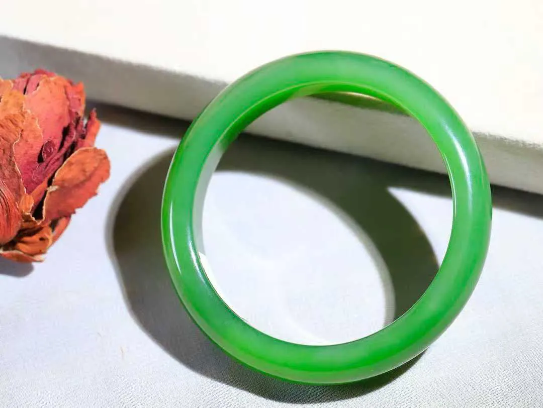 （一见钟情.手镯）

典藏级臻品️和田玉碧玉手镯，玉质温和莹润，精光内蕴，手感舒适。整器简约，打磨光洁，让人爱不释手，料美艺精，萦绕于手，尽显高贵之姿。重58克 内径57.5mm尺寸13.3-8.5mm   FDA-101101673