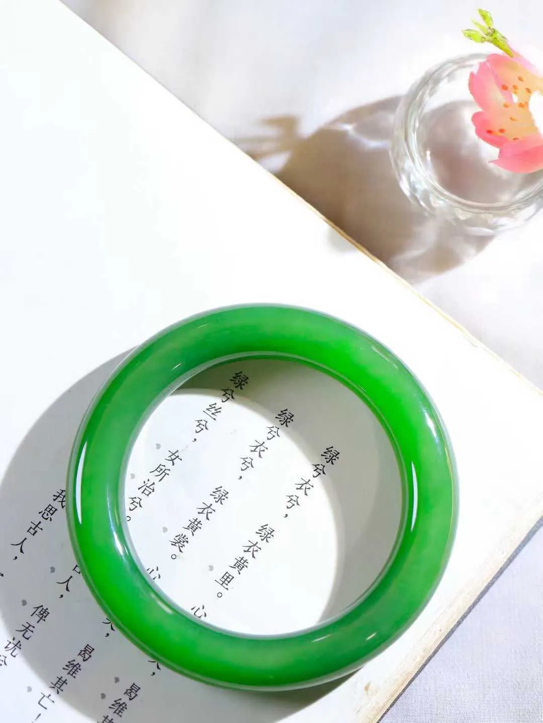 【悠悠芳华.镯】

收藏传家级臻品和田玉碧玉圆条手镯 玉质温润 青葱岁月，尽收腕中，婉转流畅，凝岁月悠长。盈一眸恬淡，挽一抹绿意。重72.3克 内径56mm尺寸11.9-11.8mm   861101651A